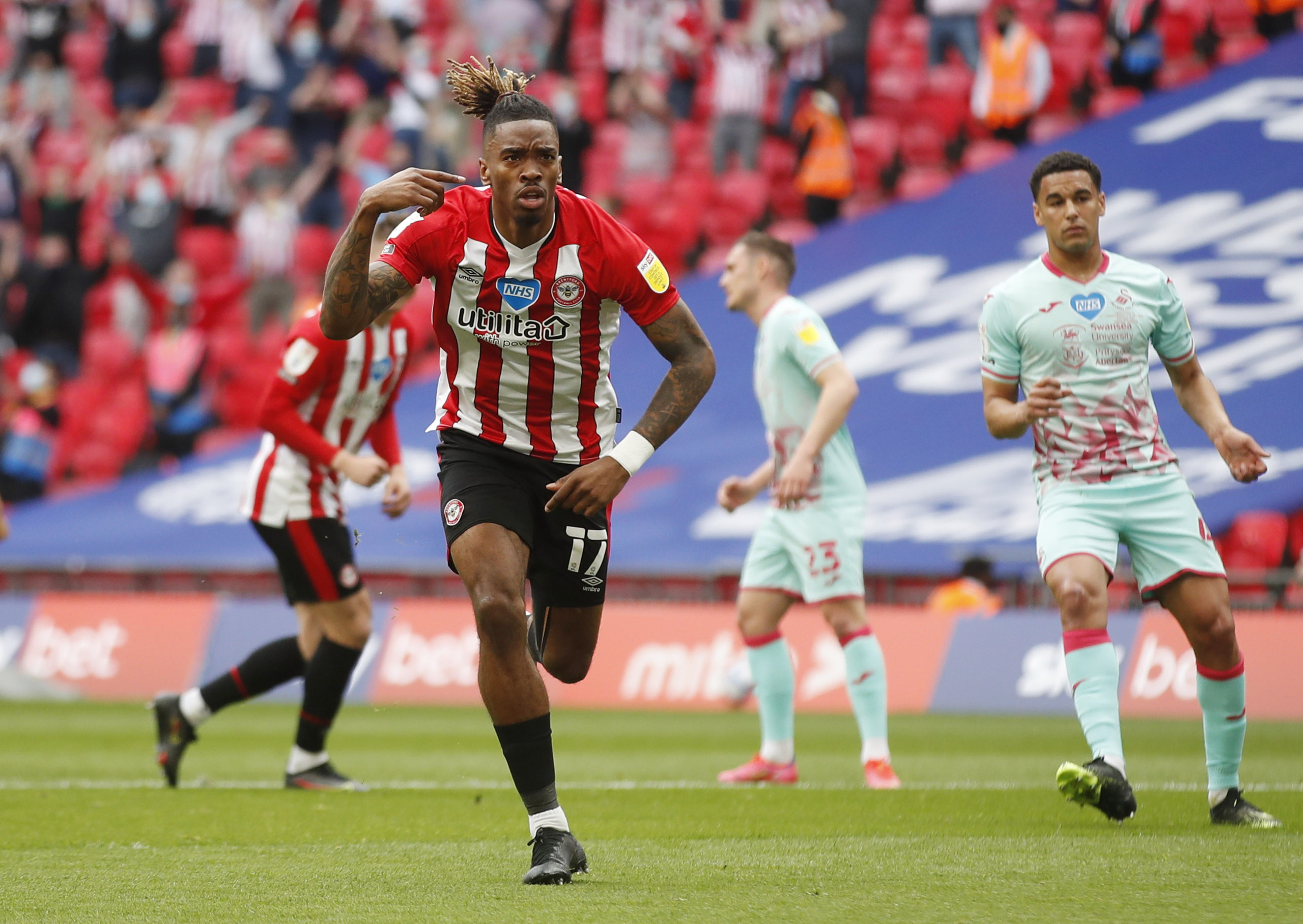 Brentford thắng trận cầu 178 triệu bảng, đoạt v&eacute; dự Ngoại hạng Anh - Ảnh 1.