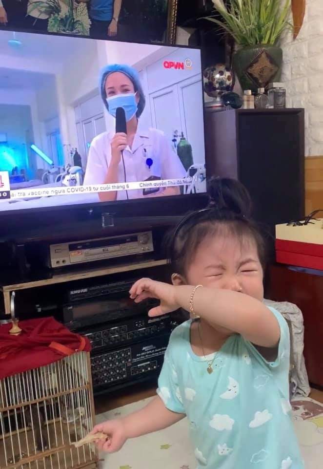 Mẹ đi Bắc Giang chống dịch, b&eacute; g&aacute;i kh&oacute;c nức nở khi thấy mẹ qua tivi - Ảnh 2.