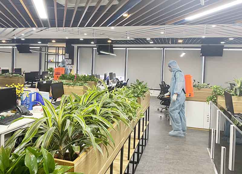 Người phụ nữ đau bụng đi kh&aacute;m được ph&aacute;t hiện dương t&iacute;nh SARS-CoV-2 c&oacute; h&agrave;ng chục người tiếp x&uacute;c gần - Ảnh 1.