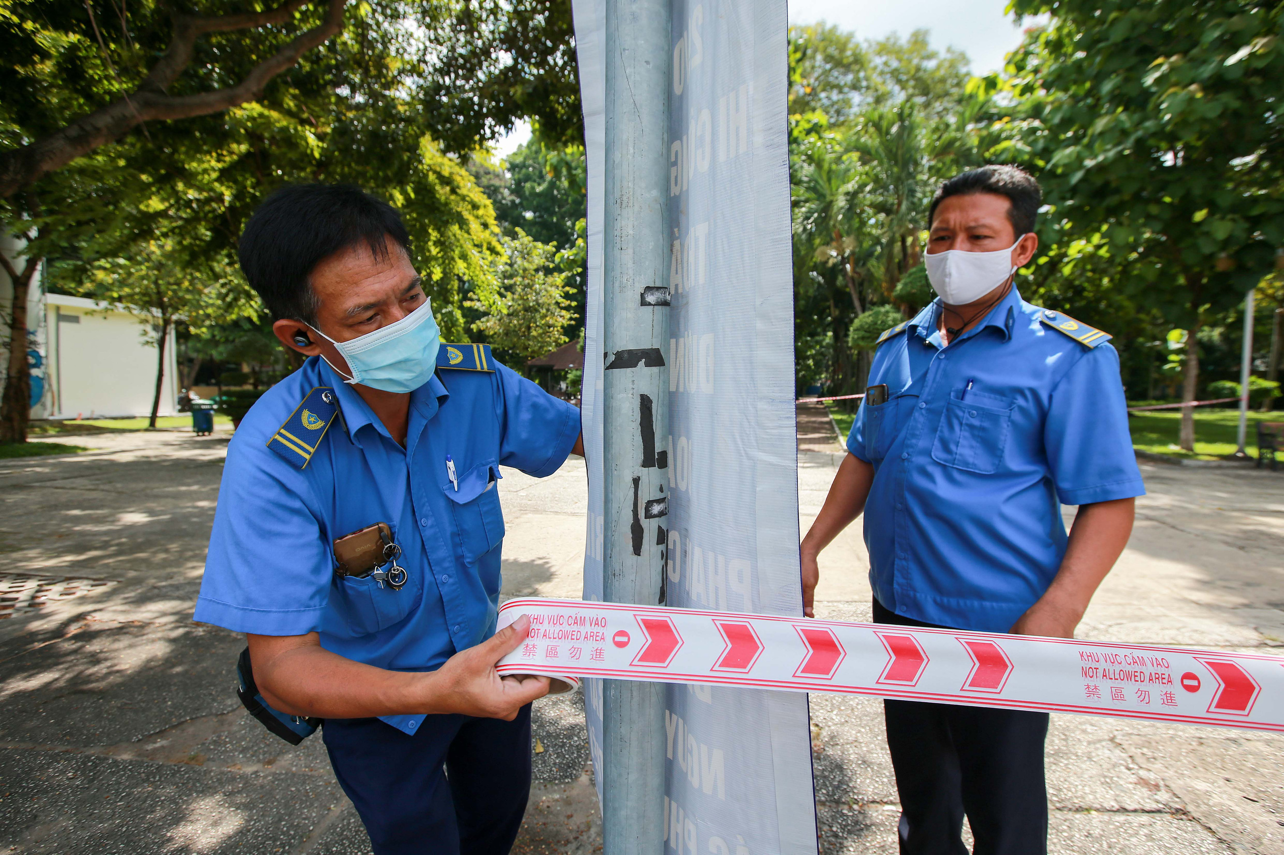 Hình ảnh TP HCM sáng và trưa 31-5, ngày đầu giãn cách xã hội