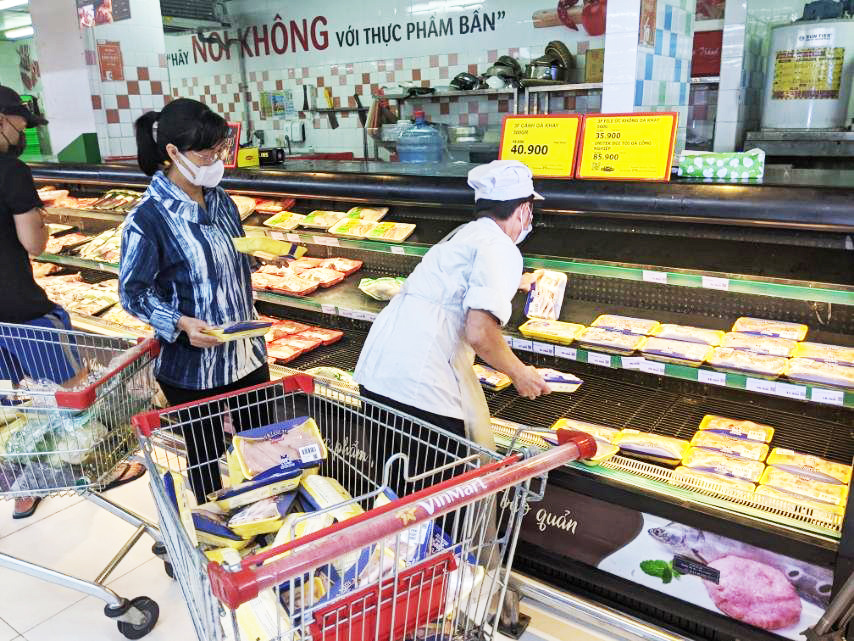Thịt heo sạch, g&agrave; tươi &ldquo;ch&aacute;y h&agrave;ng&rdquo; - Ảnh 4.