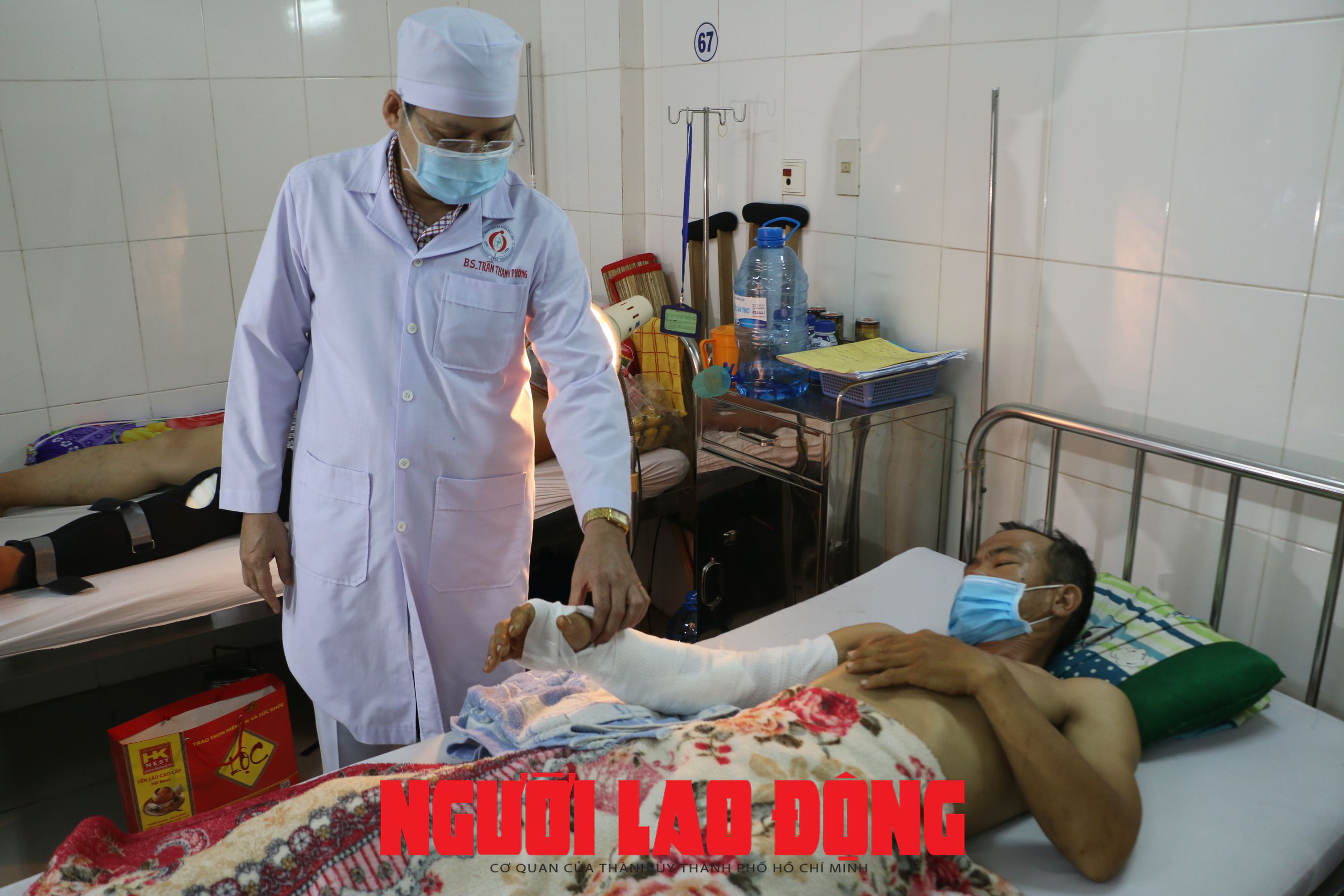 CLIP: Ngồi ăn cơm với vợ con, người đàn ông bị 3 kẻ lạ lao vào chém