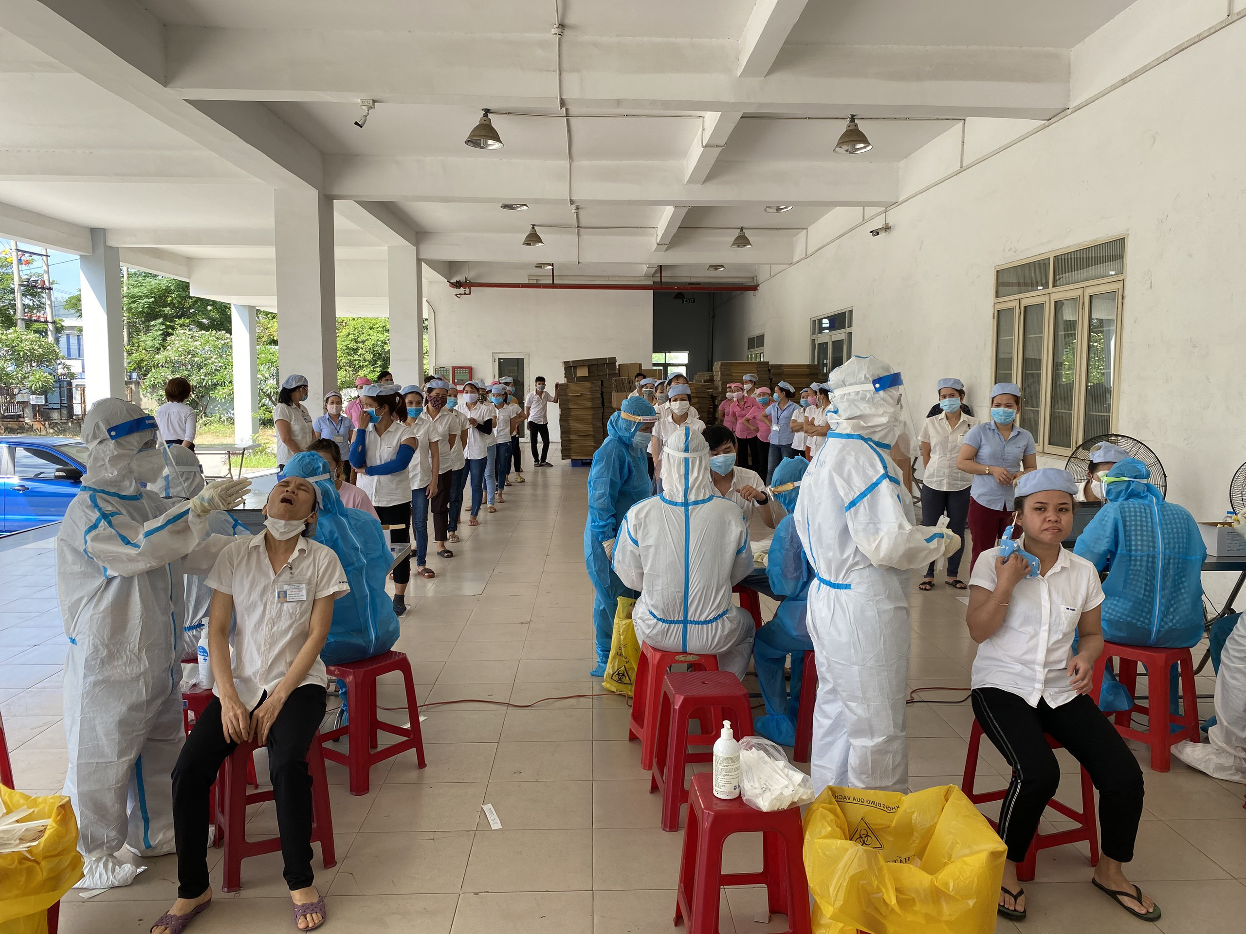 Đi cách ly tập trung, người lao động có được trả lương ngừng việc?
