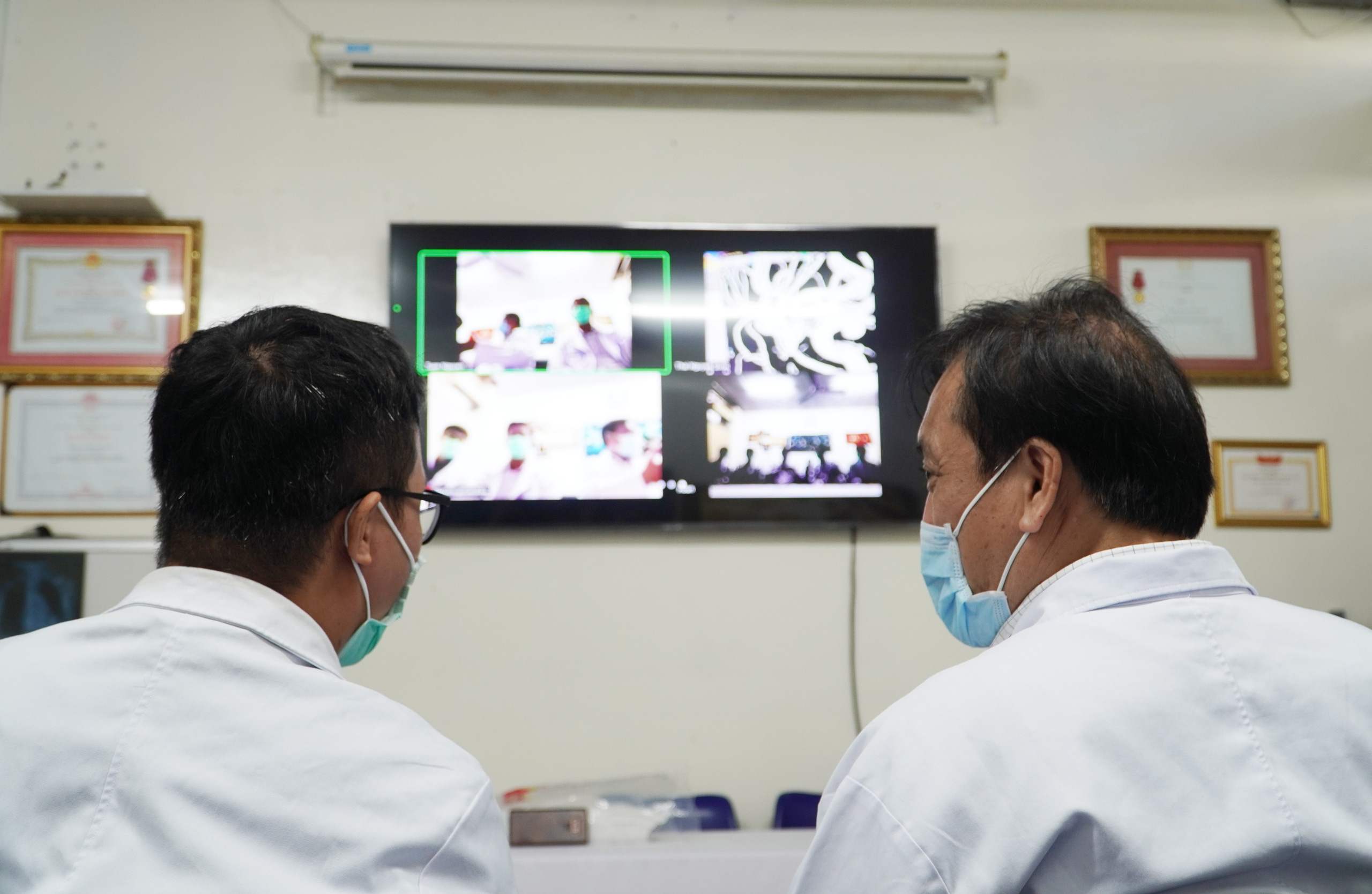 Bị dịch ngăn c&aacute;ch, b&aacute;c sĩ can thiệp cứu người từ xa - Ảnh 1.