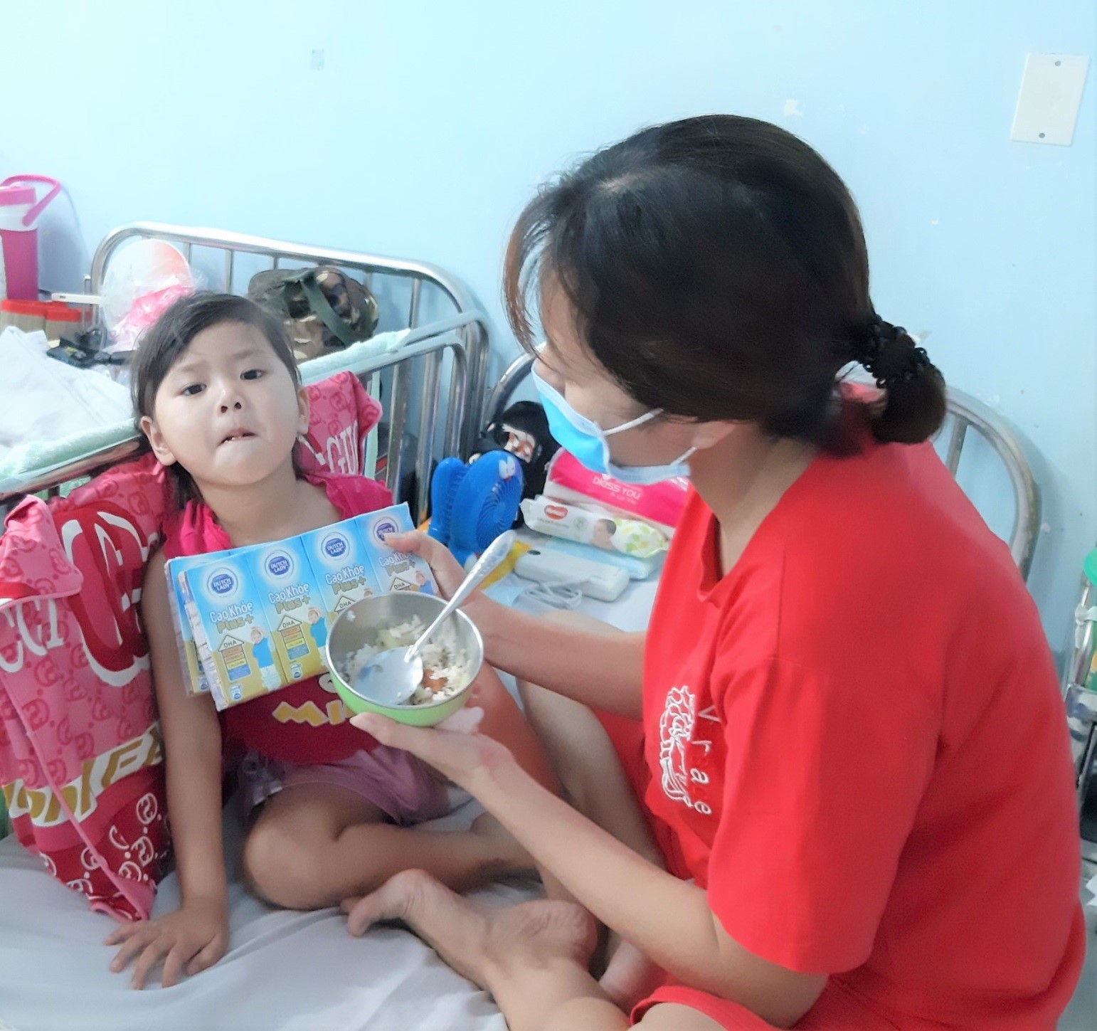 C&ocirc; G&aacute;i H&agrave; Lan tiếp tục mang 450.000 ly sữa tiếp sức cho t&acirc;m dịch - Ảnh 6.