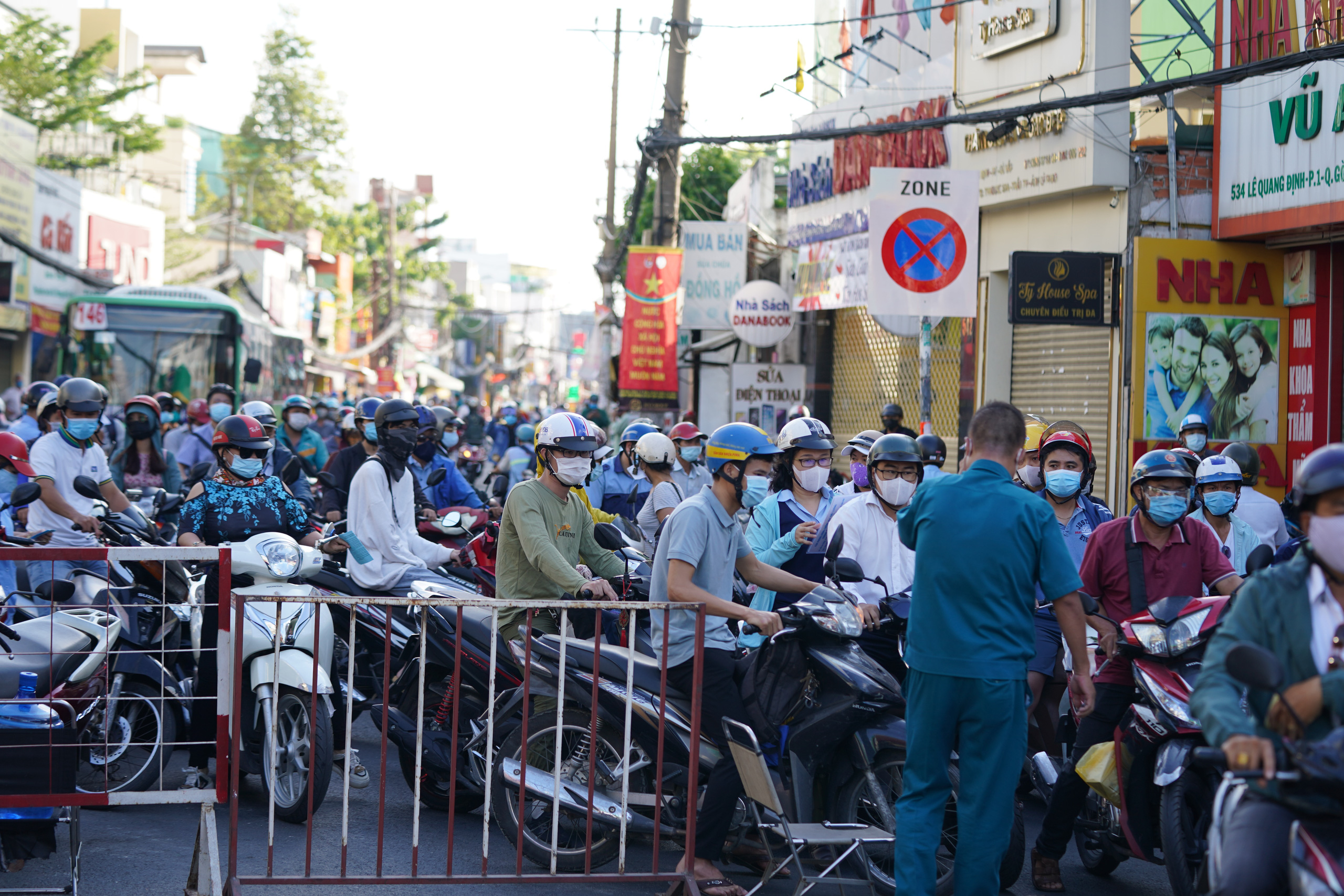 Người d&acirc;n G&ograve; Vấp phải khai b&aacute;o y tế r&otilde; r&agrave;ng để v&agrave;o khu trung t&acirc;m TP HCM - Ảnh 1.