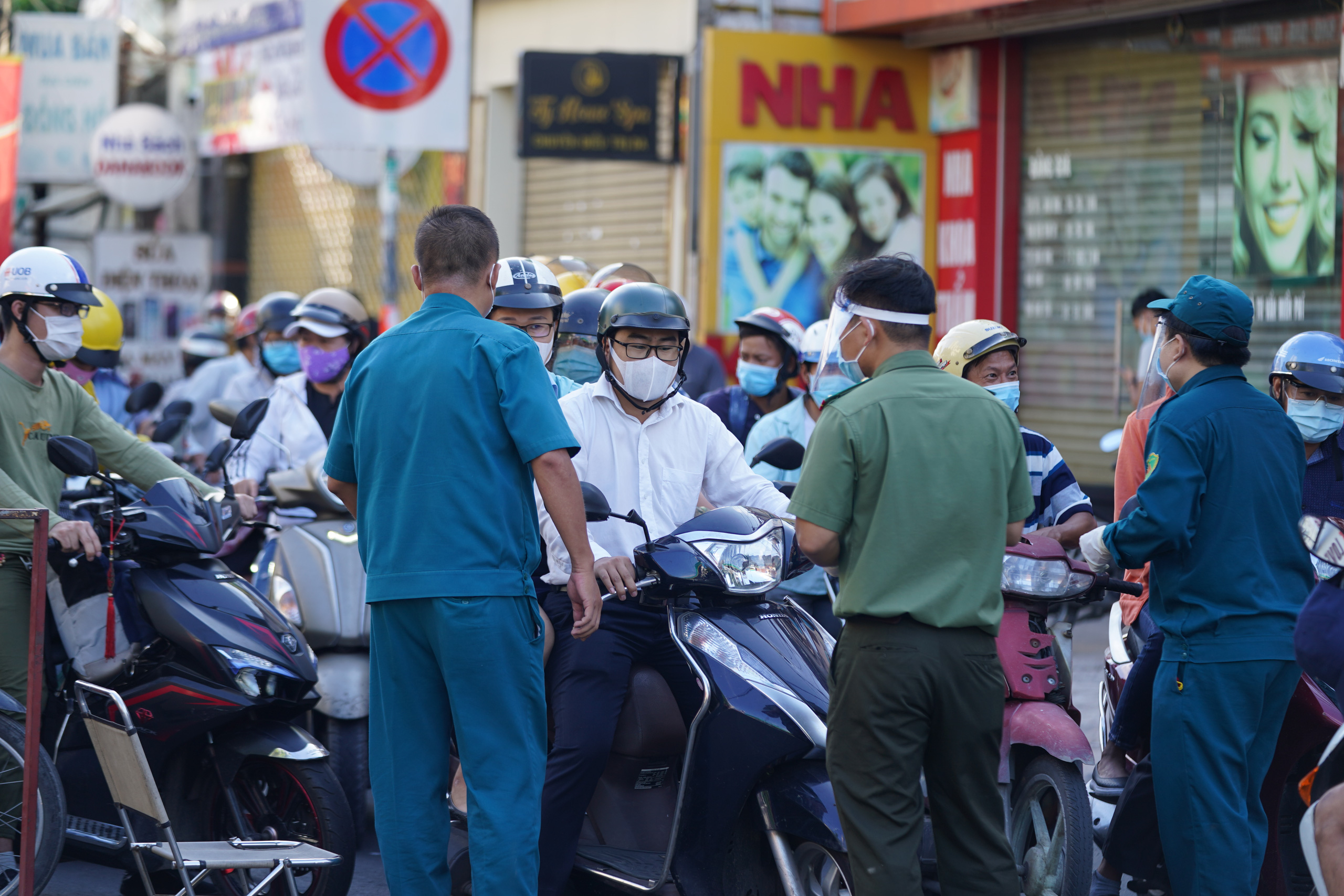 Người d&acirc;n G&ograve; Vấp phải khai b&aacute;o y tế r&otilde; r&agrave;ng để v&agrave;o khu trung t&acirc;m TP HCM - Ảnh 2.