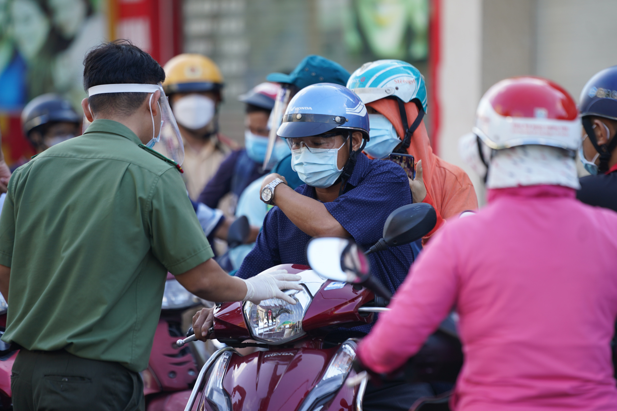 Người d&acirc;n G&ograve; Vấp phải khai b&aacute;o y tế r&otilde; r&agrave;ng để v&agrave;o khu trung t&acirc;m TP HCM - Ảnh 5.