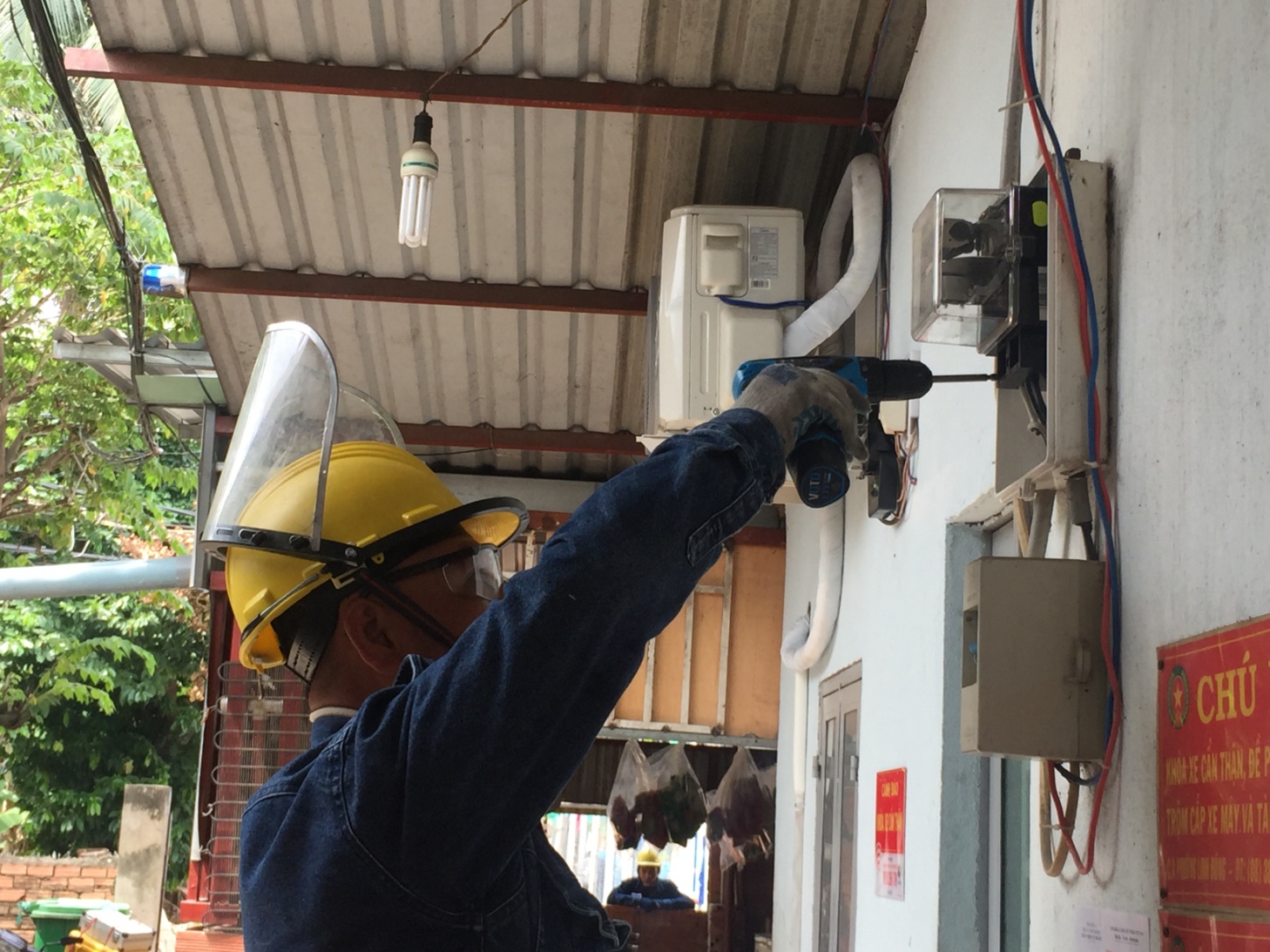 TP HCM: Khuyến khích khách hàng giao dịch trực tuyến trong mùa dịch