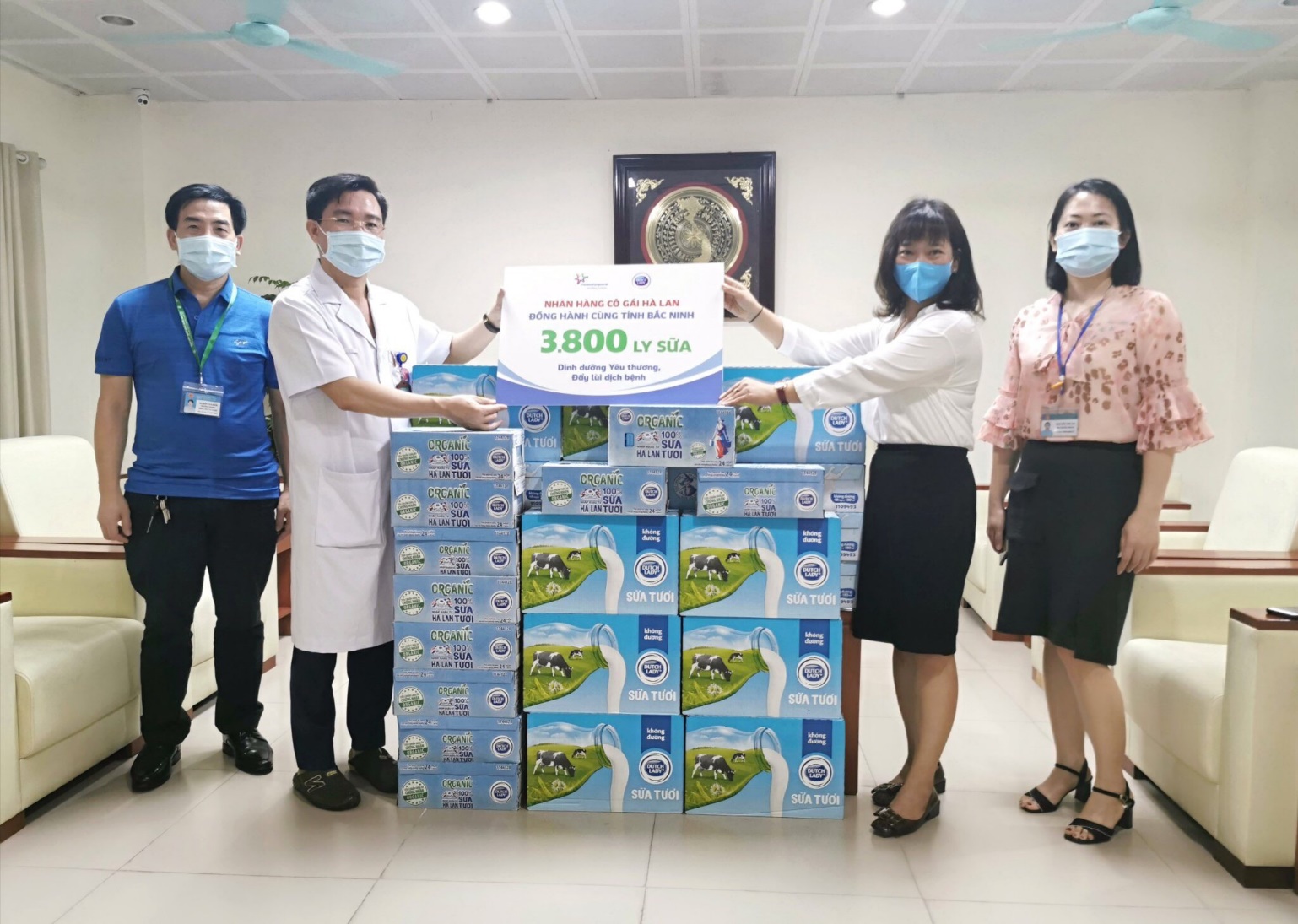 C&ocirc; G&aacute;i H&agrave; Lan tiếp tục mang 450.000 ly sữa tiếp sức cho t&acirc;m dịch - Ảnh 3.