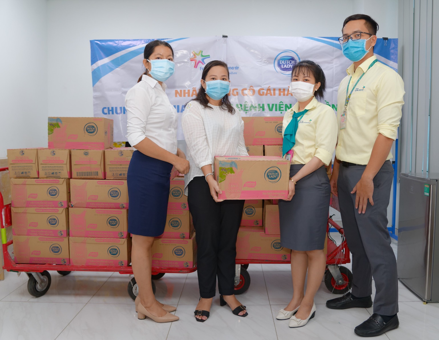 C&ocirc; G&aacute;i H&agrave; Lan tiếp tục mang 450.000 ly sữa tiếp sức cho t&acirc;m dịch - Ảnh 5.