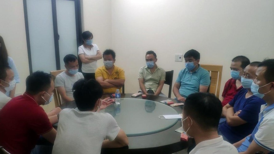 Bất chấp lệnh cấm, 18 khách Trung Quốc vẫn tụ tập ăn uống ở nhà hàng