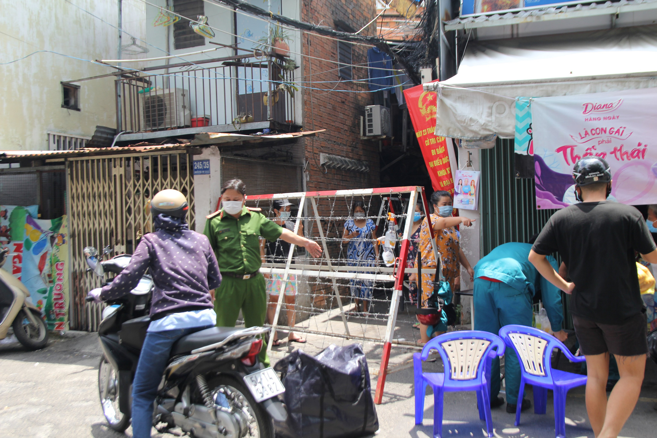 TP HCM phong tỏa khu Mả Lạng với h&agrave;ng ng&agrave;n người v&igrave; li&ecirc;n quan ca nghi mắc Covid-19 - Ảnh 2.