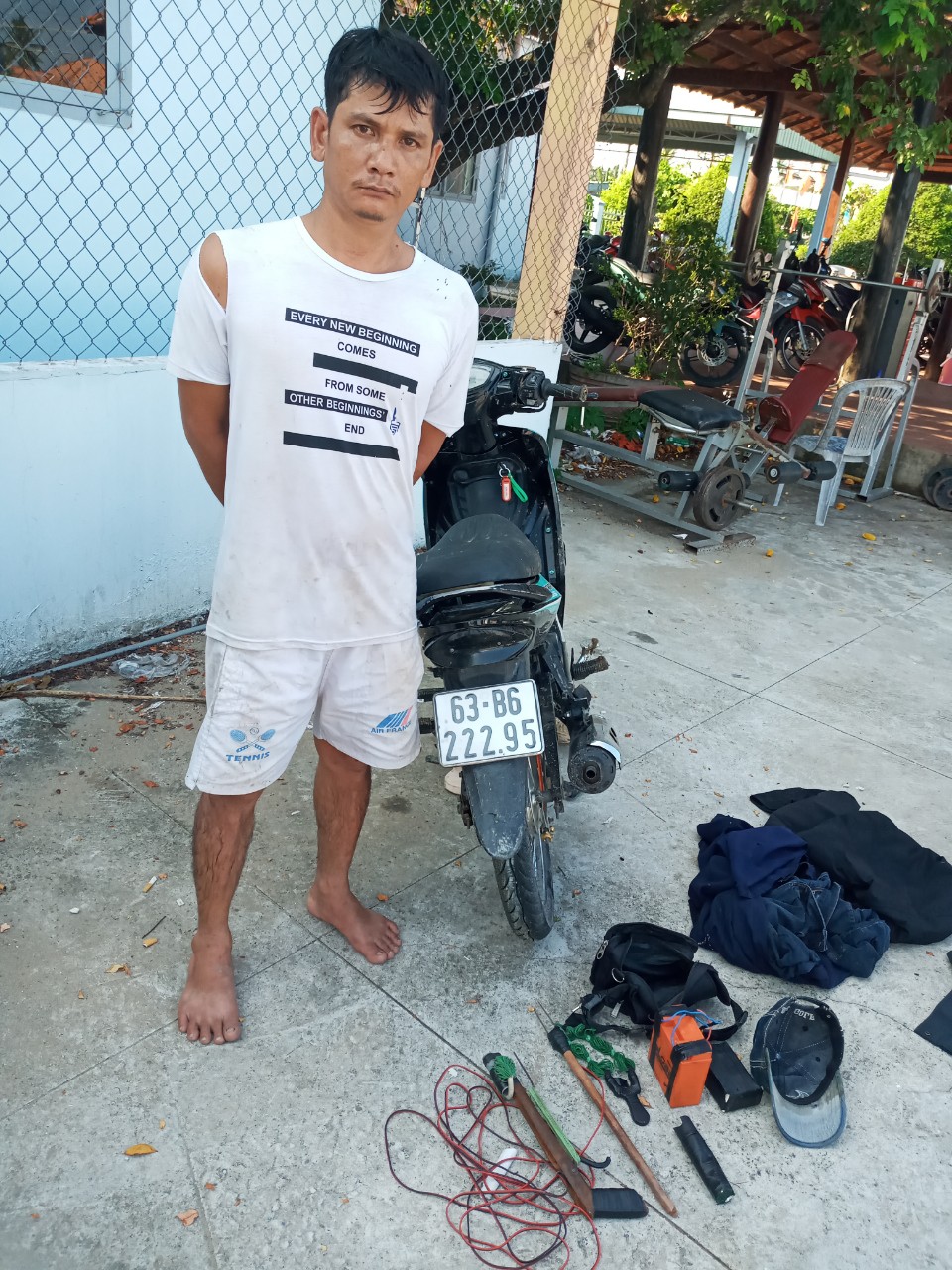 Bắt quả tang kẻ trộm ch&oacute; mang theo s&uacute;ng điện tự chế, n&aacute; thun - Ảnh 1.