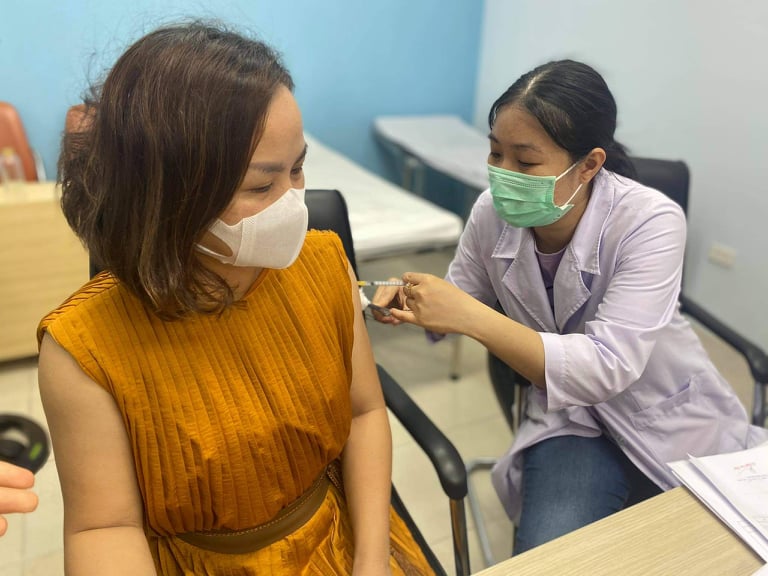 Phóng viên tham gia chống dịch Covid-19 được chích ngừa vắc-xin