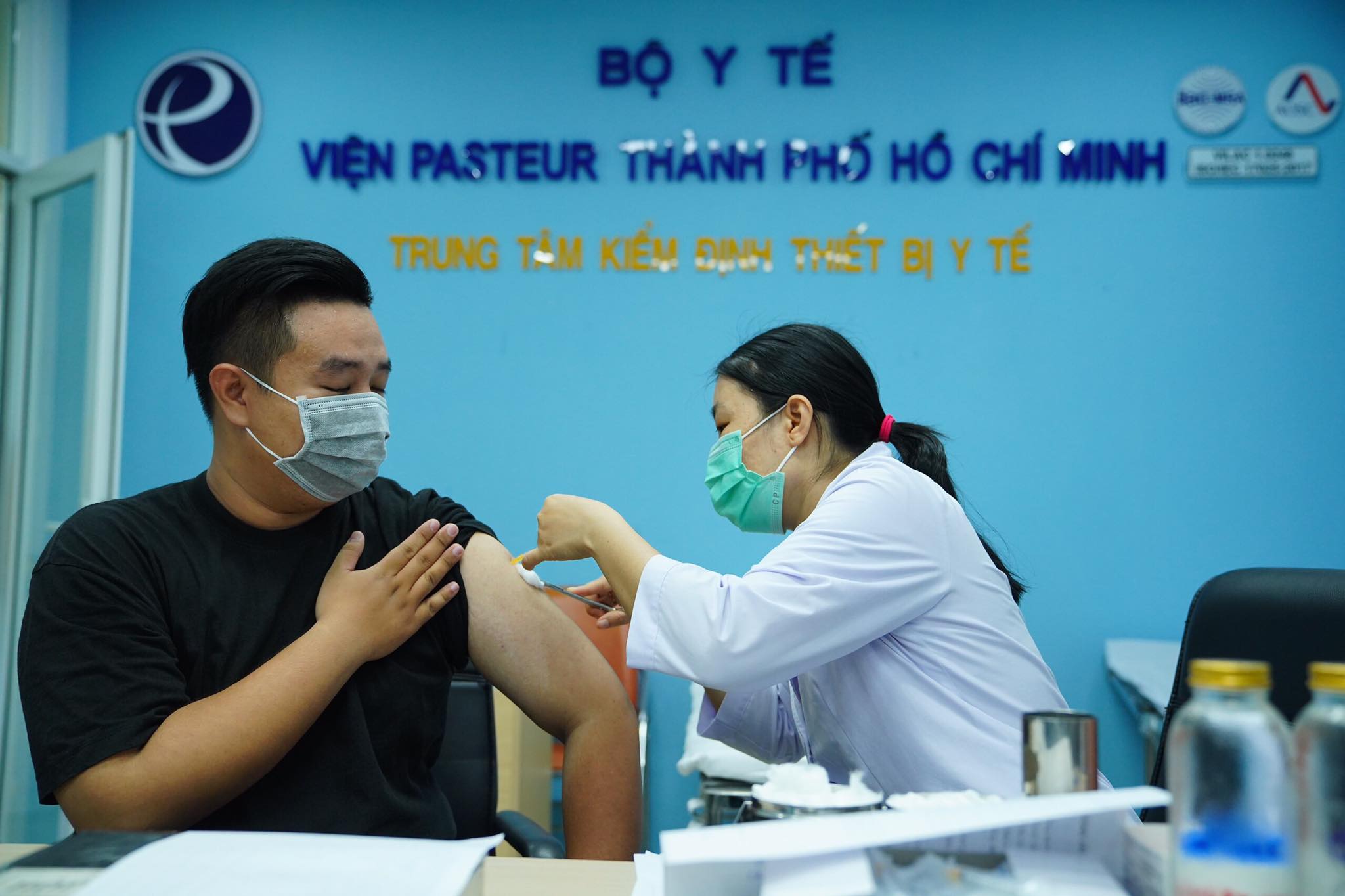 Phóng viên tham gia chống dịch Covid-19 được chích ngừa vắc-xin - Ảnh 4.