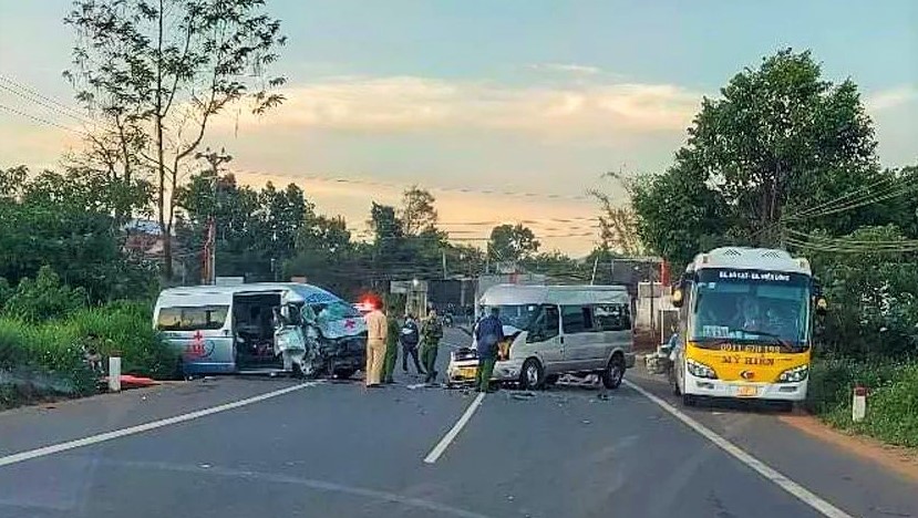 Xe cứu thương đối đầu với xe khách trên Quốc lộ 20, nhiều người bị thương