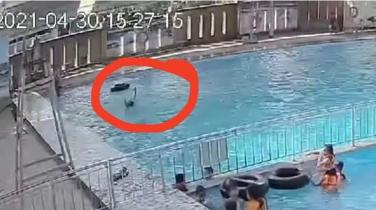 CLIP: Một người chết đuối giữa hồ bơi đ&ocirc;ng người m&agrave; kh&ocirc;ng ai hay biết - Ảnh 2.