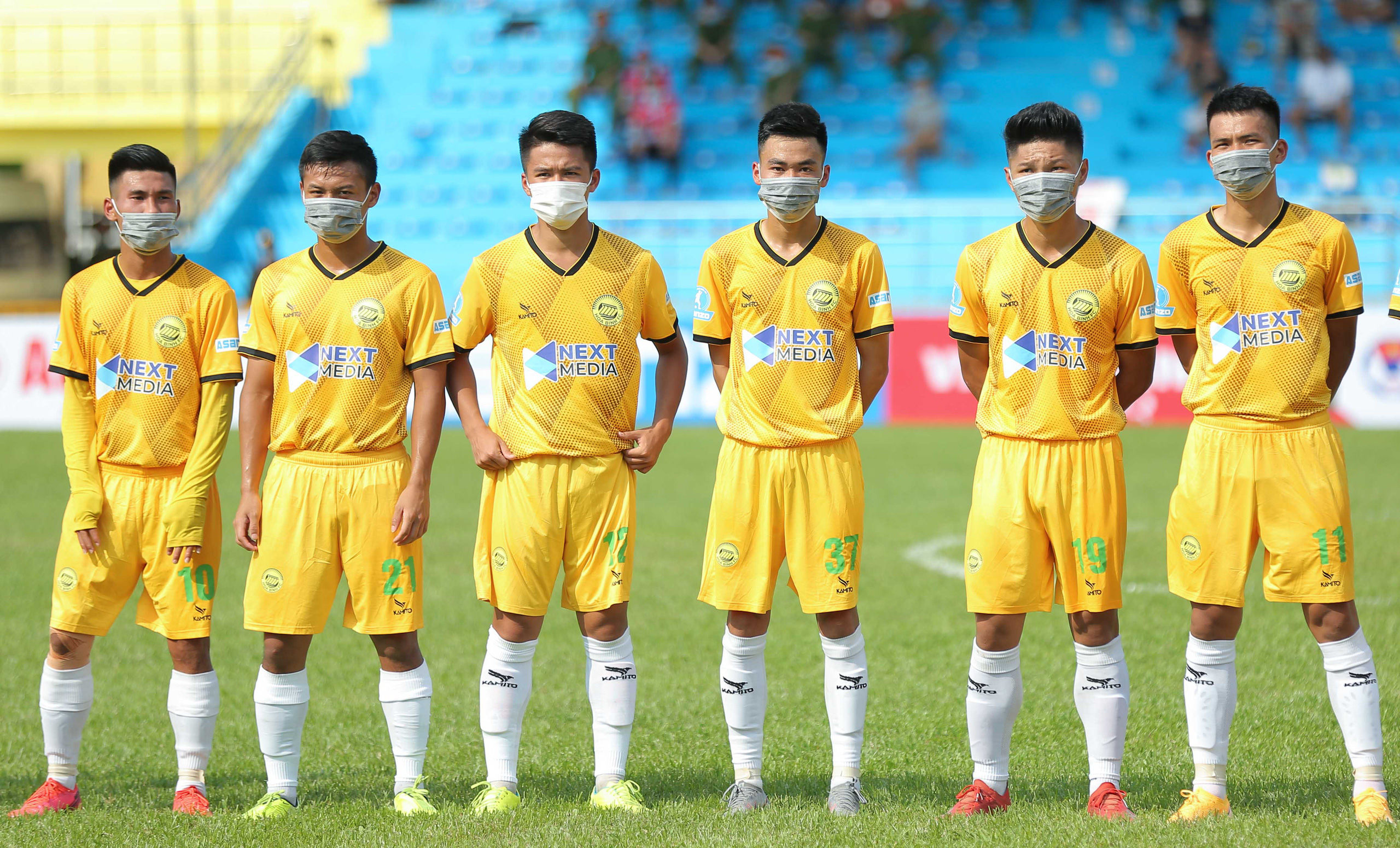 CLIP: Cổ động vi&ecirc;n Ho&agrave; B&igrave;nh leo c&acirc;y xem trận khai mạc giải Hạng nh&igrave; Quốc gia 2021 - Ảnh 9.