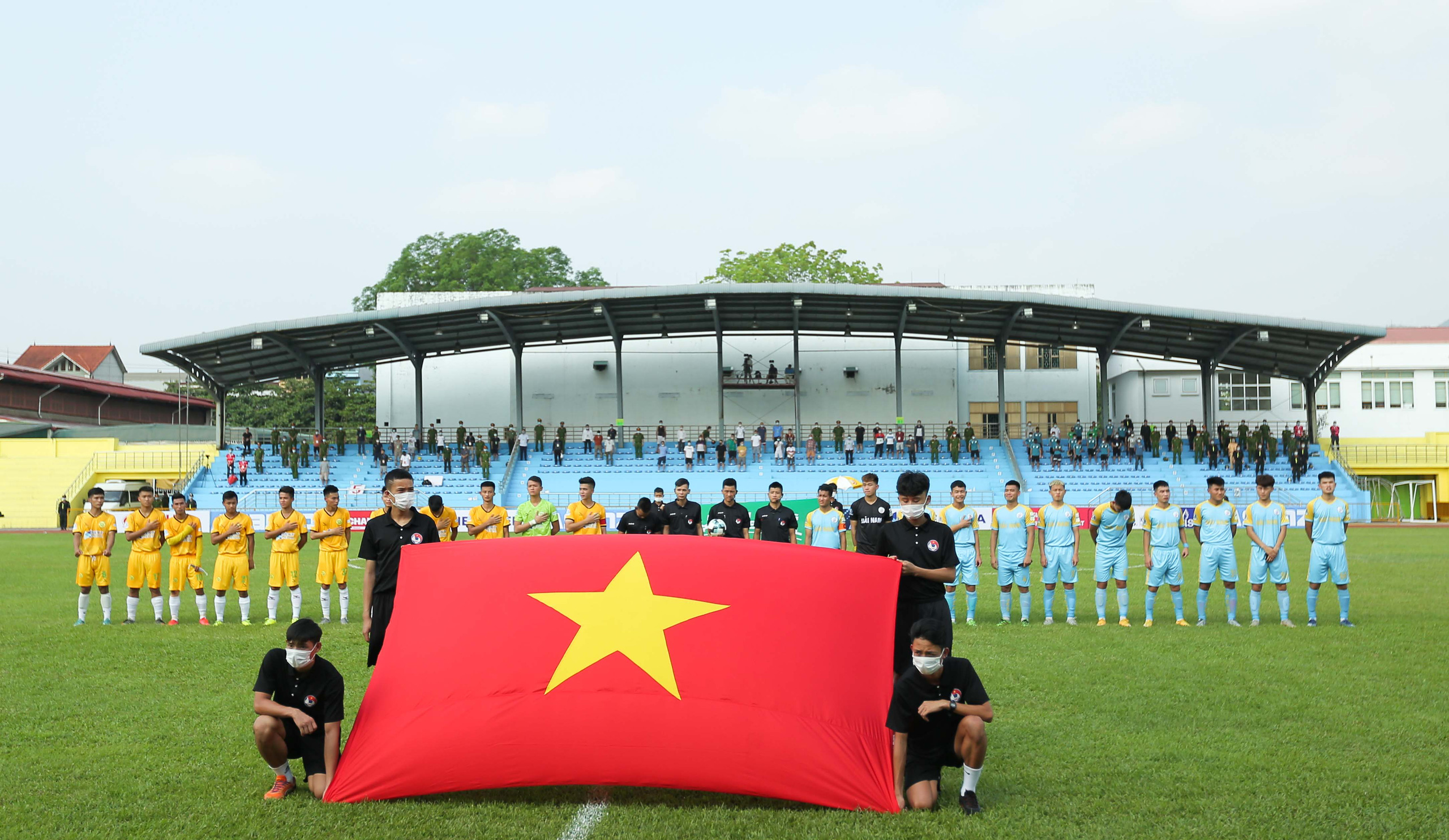 CLIP: Cổ động vi&ecirc;n Ho&agrave; B&igrave;nh leo c&acirc;y xem trận khai mạc giải Hạng nh&igrave; Quốc gia 2021 - Ảnh 8.