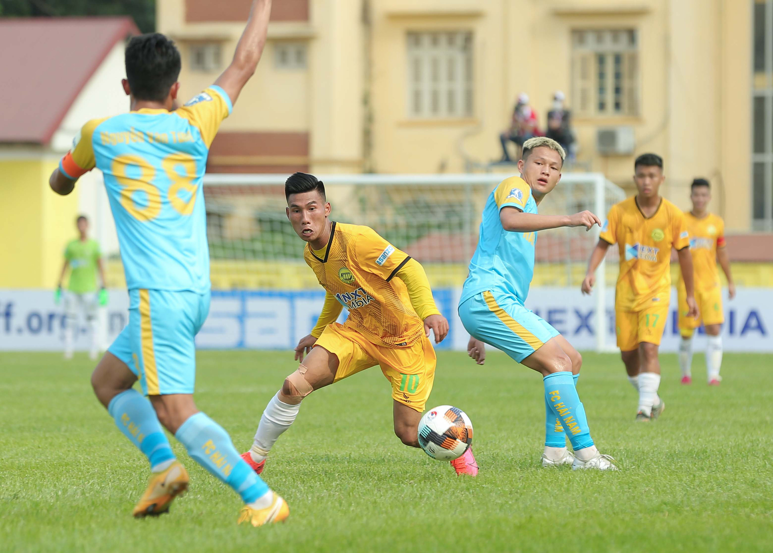 CLIP: Cổ động vi&ecirc;n Ho&agrave; B&igrave;nh leo c&acirc;y xem trận khai mạc giải Hạng nh&igrave; Quốc gia 2021 - Ảnh 10.