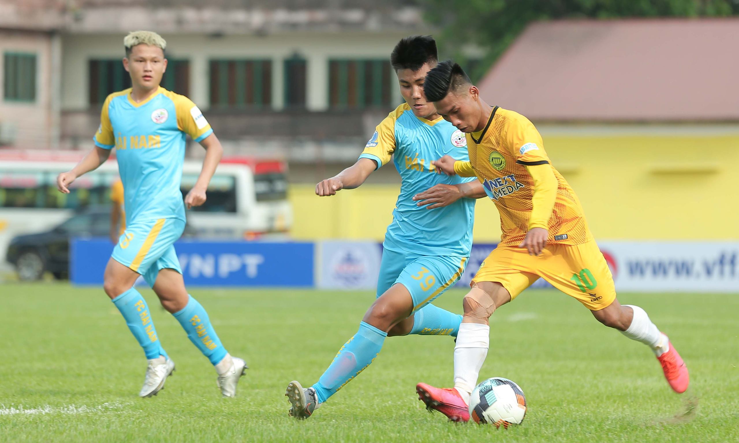 CLIP: Cổ động vi&ecirc;n Ho&agrave; B&igrave;nh leo c&acirc;y xem trận khai mạc giải Hạng nh&igrave; Quốc gia 2021 - Ảnh 12.