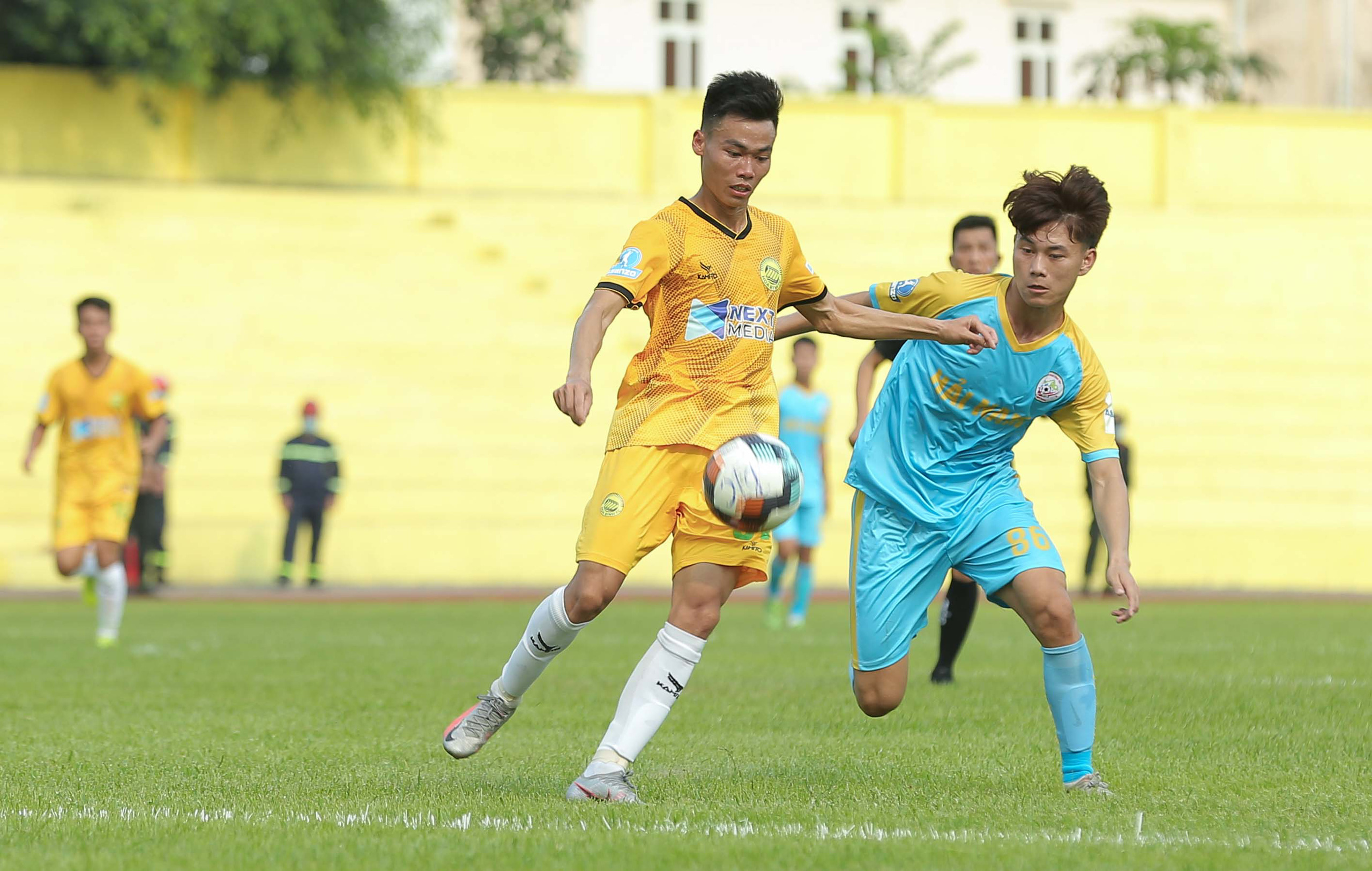 CLIP: Cổ động vi&ecirc;n Ho&agrave; B&igrave;nh leo c&acirc;y xem trận khai mạc giải Hạng nh&igrave; Quốc gia 2021 - Ảnh 14.