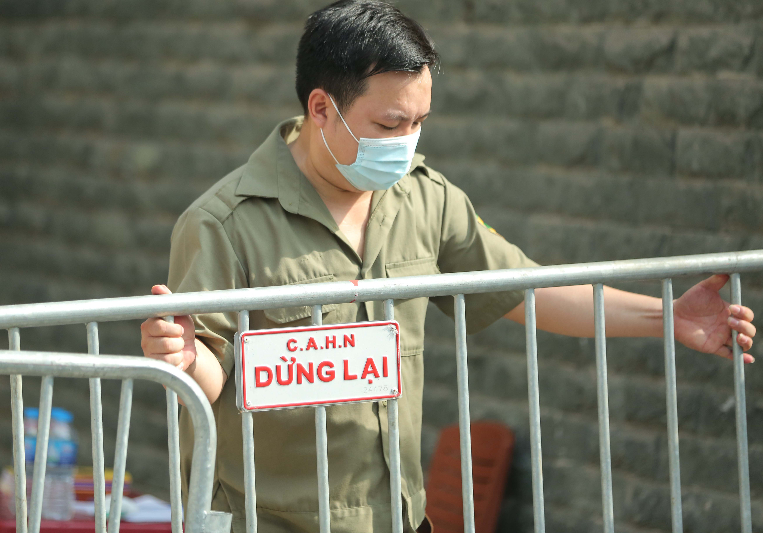 CLIP: Phun khử khuẩn cả con ng&otilde; nơi c&oacute; bệnh nh&acirc;n Covid-19 sinh sống - Ảnh 9.