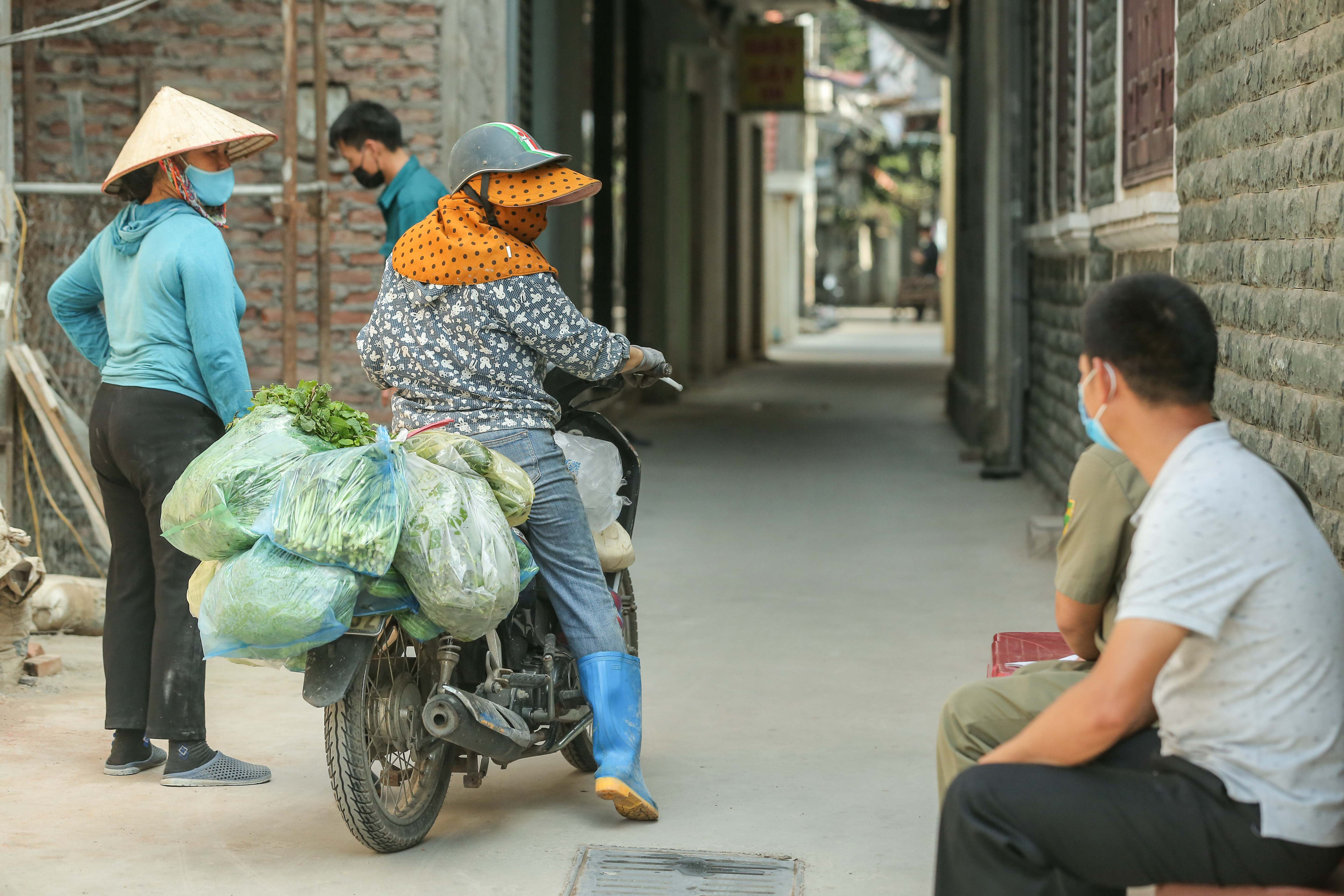 CLIP: Phun khử khuẩn cả con ng&otilde; nơi c&oacute; bệnh nh&acirc;n Covid-19 sinh sống - Ảnh 11.