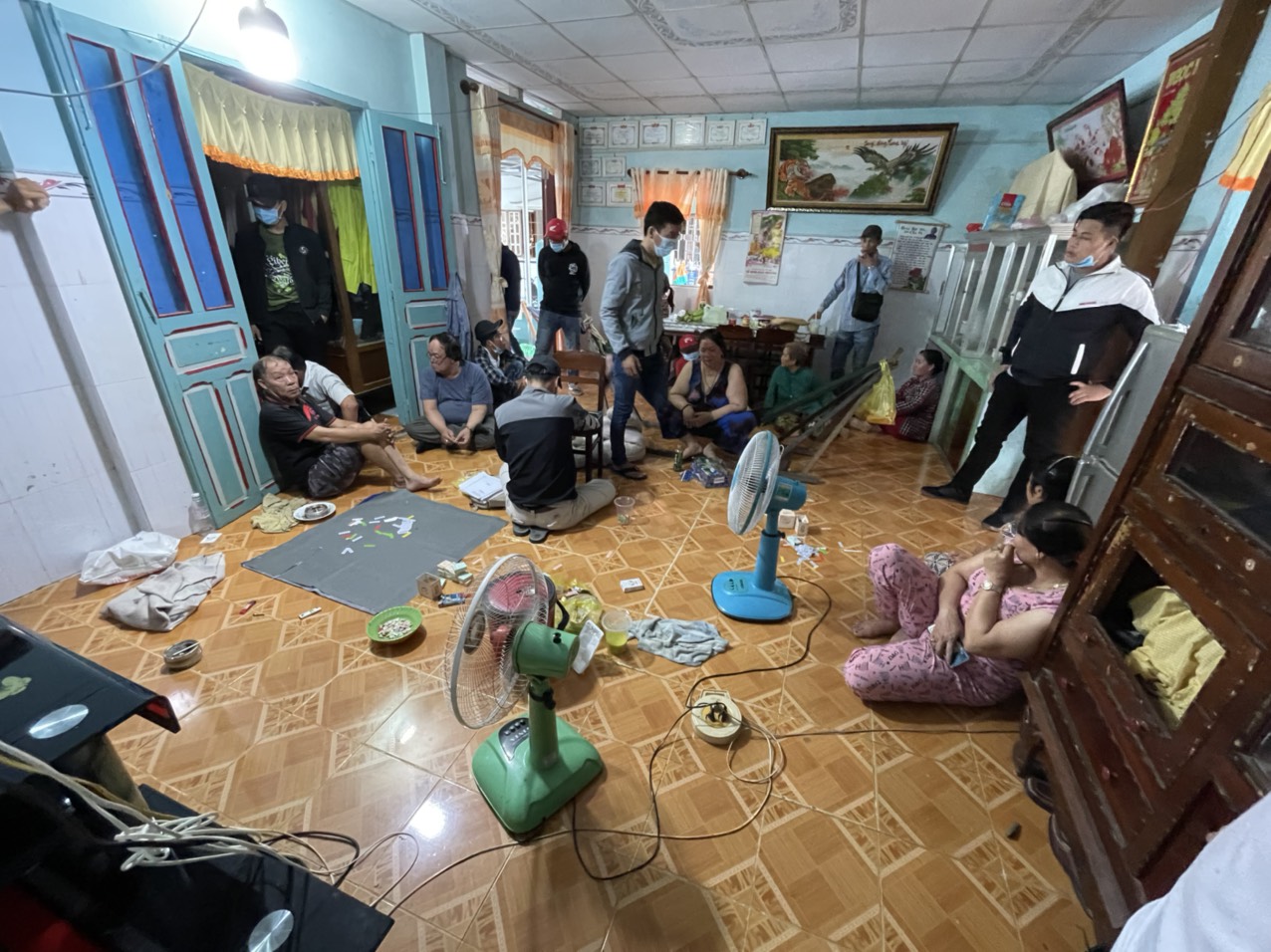 Khởi tố 3 "quý bà" ở miền Tây có máu đỏ đen