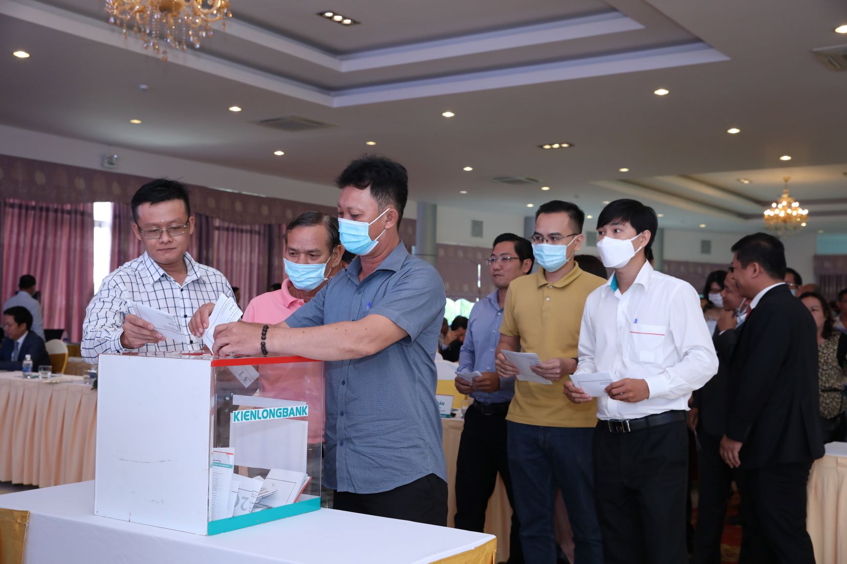 Cổ đông biểu quyết tại Phiên họp ĐHĐCĐ Ngân hàng Kiên Long 29-4