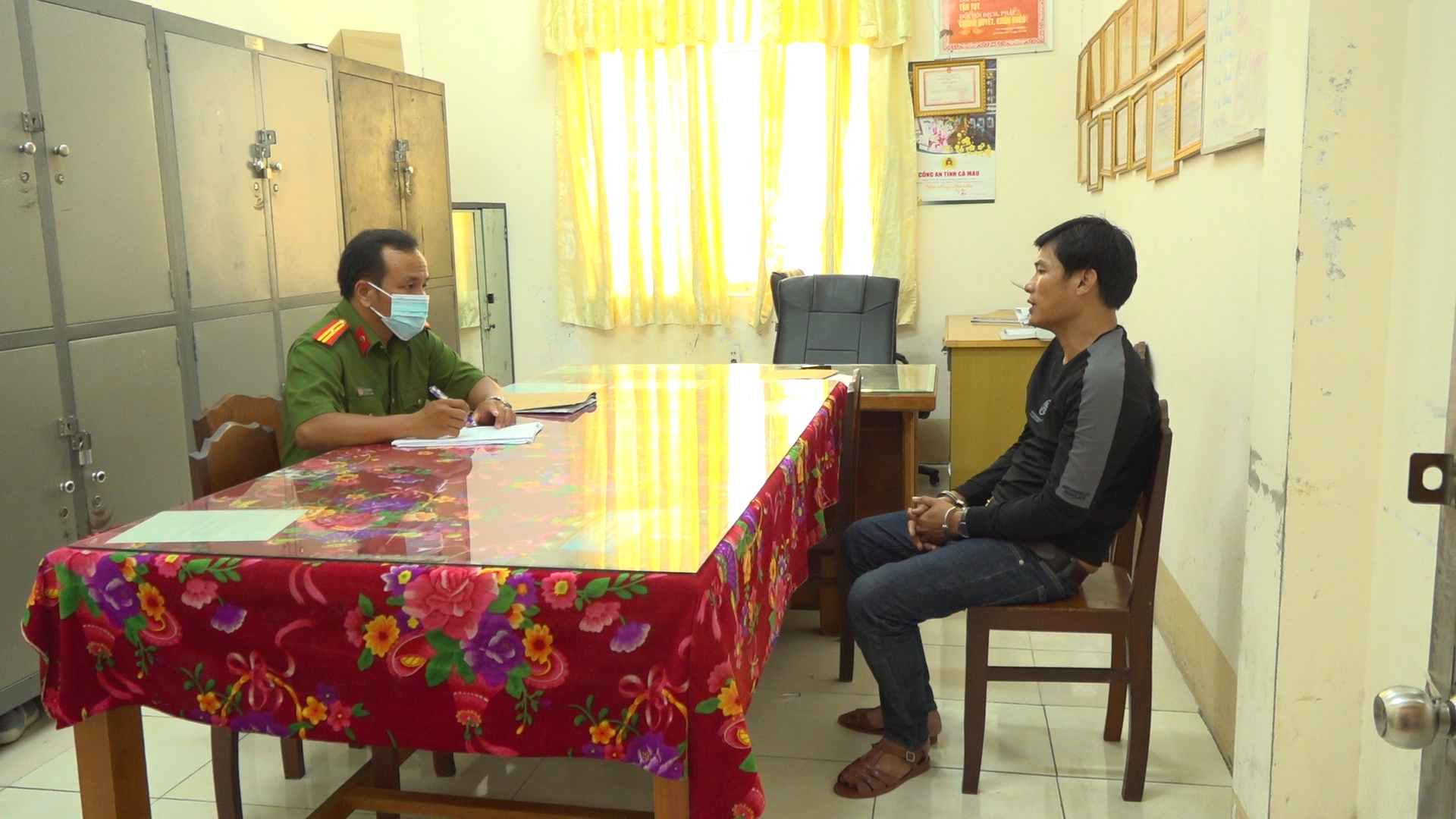 CLIP: Bắt quả tang kẻ thuê ôtô từ TP HCM về Cà Mau làm liều