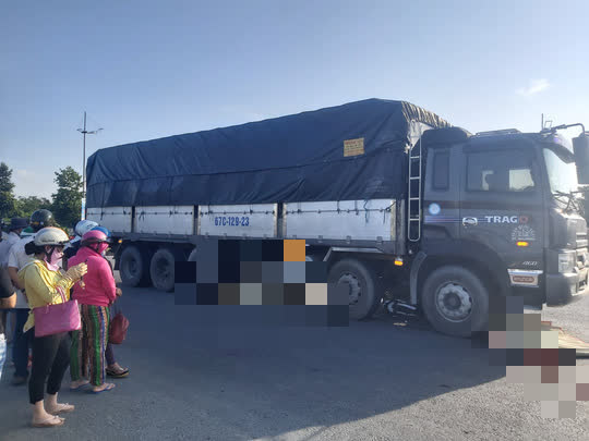 Xe tải cuốn xe máy vào gầm ở Long An, 2 người tử vong