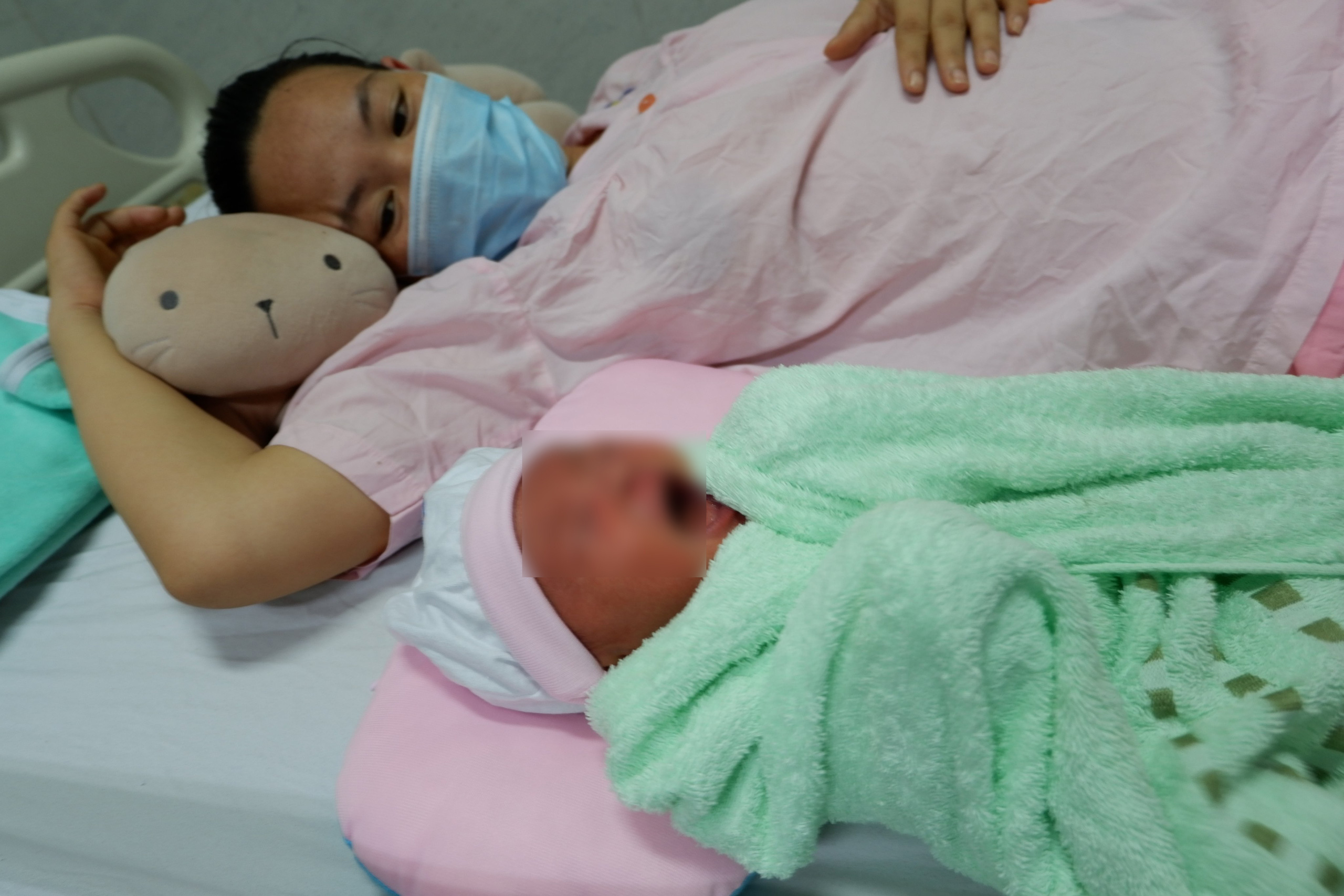 Thai nhi sa dây rốn, thò hai chân ra ngoài khi còn trong bụng mẹ