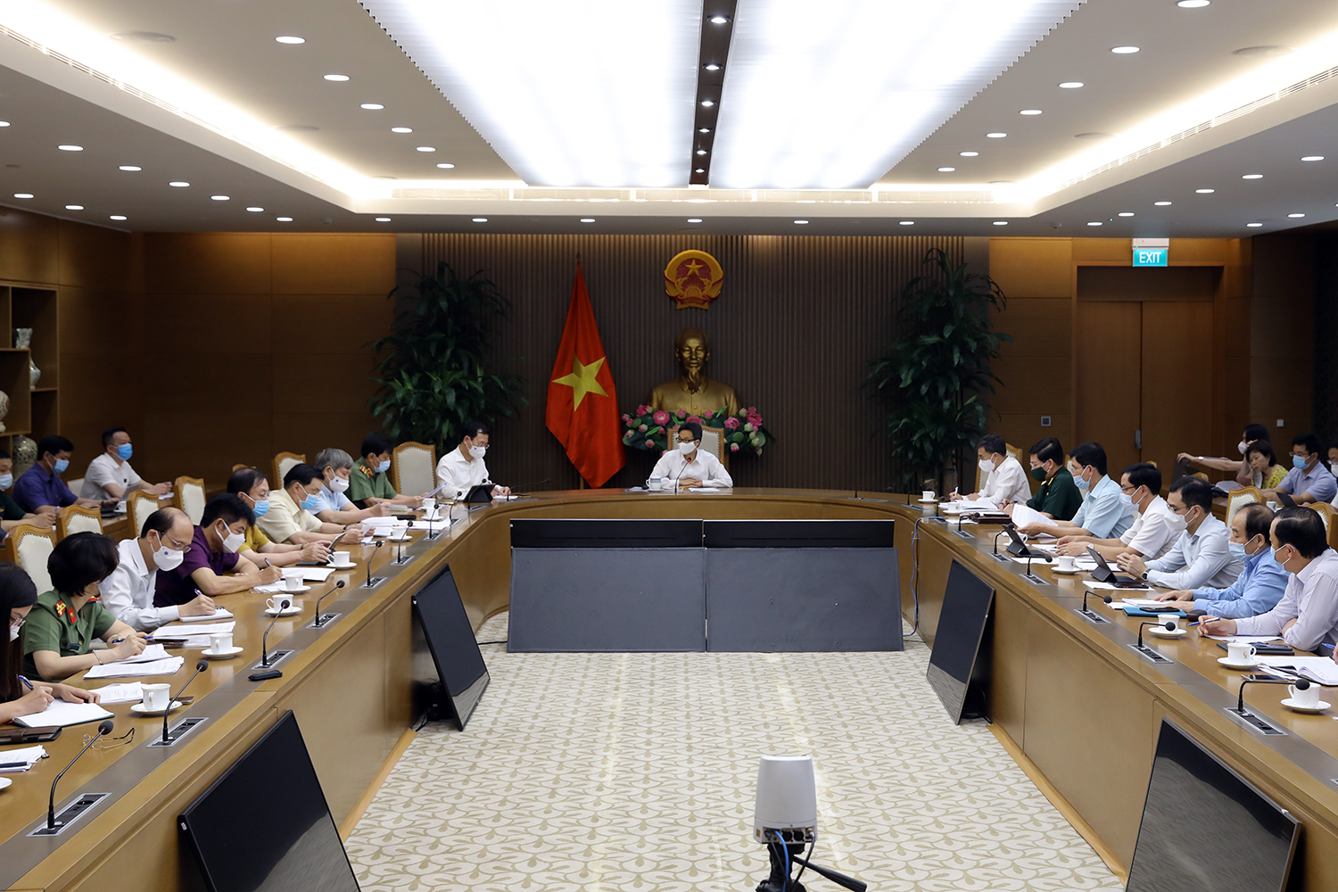 Triển khai vòng tay điện tử giám sát chuyên gia nước ngoài