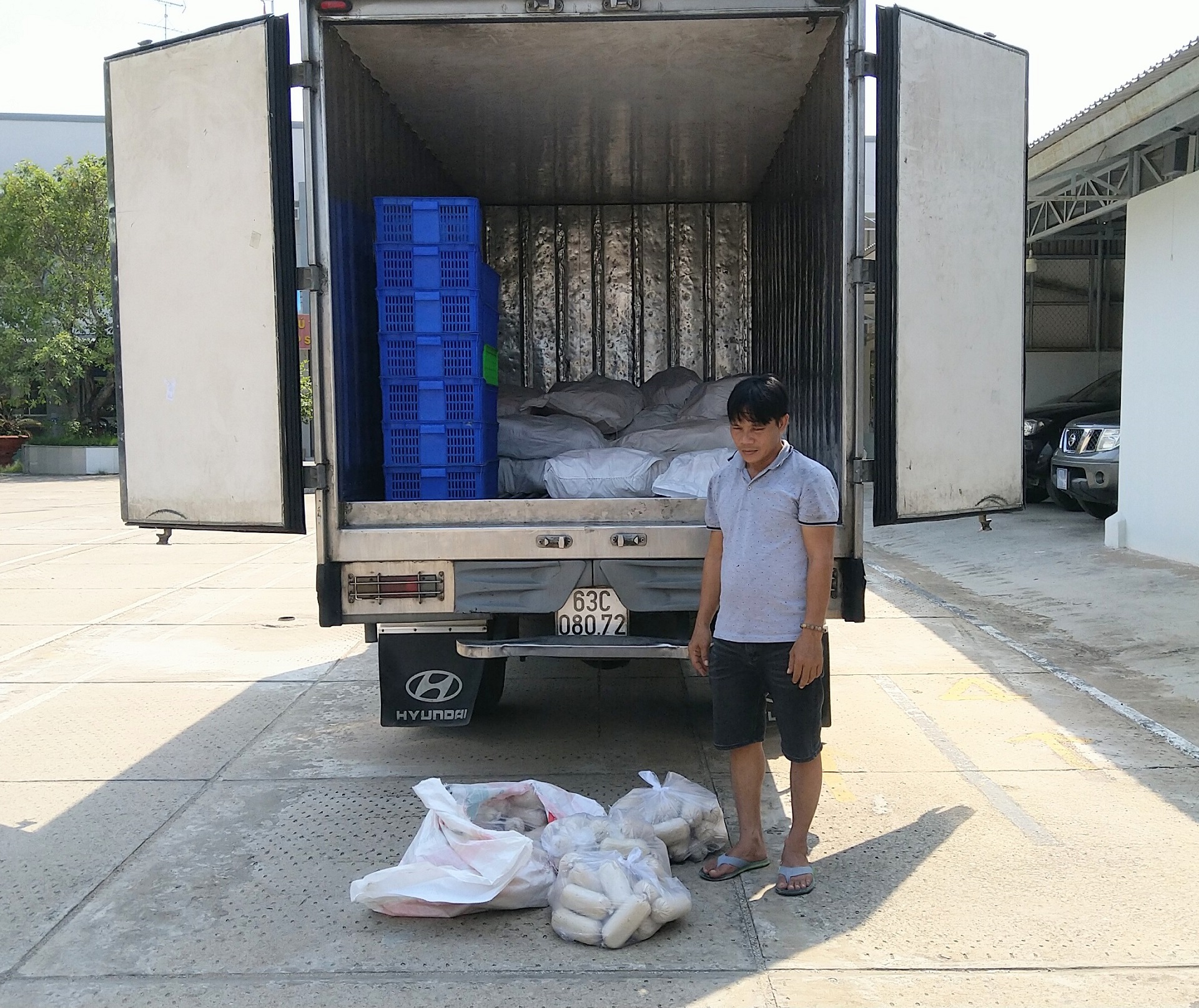 CLIP: Chở 1.500 kg chả cá không rõ nguồn gốc, tài xế khai “của người lạ”
