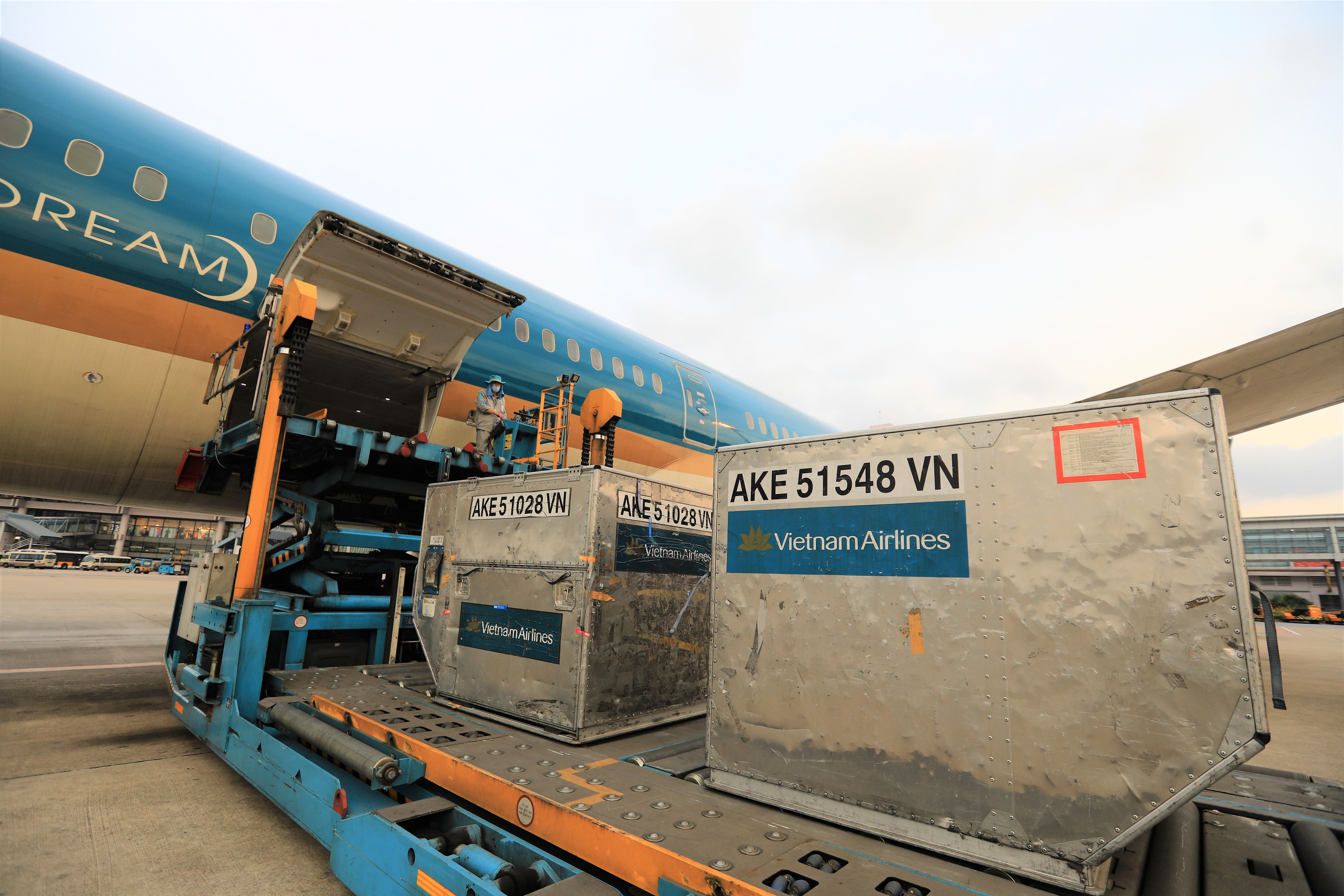 Việt Nam tặng Lào 500.000 USD và vật tư, thiết bị y tế ứng phó Covid-19 - Ảnh 6.