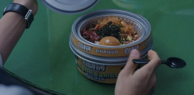 Song Joong Ki xin lỗi v&igrave; l&ugrave;m x&ugrave;m quảng c&aacute;o đồ ăn Trung Quốc trong phim - Ảnh 3.