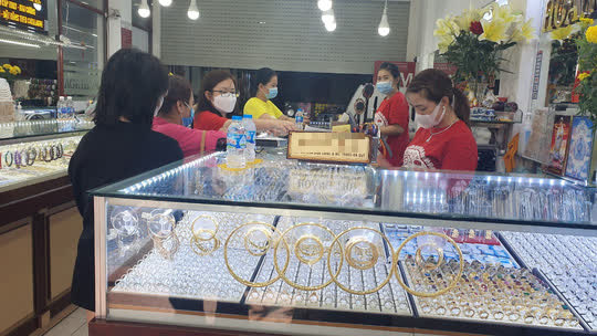 Giá vàng hôm nay 4-5: Vàng SJC lao dốc mạnh vào cuối ngày