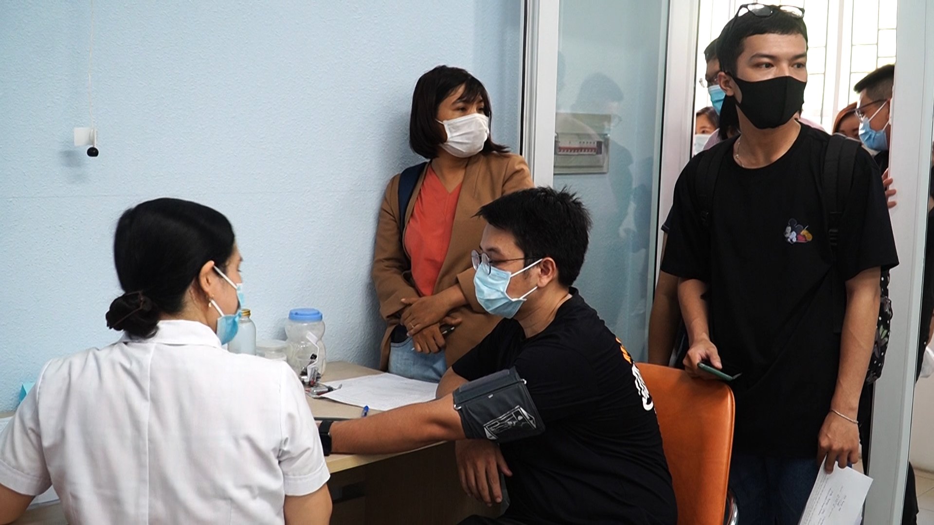 Phóng viên tham gia chống dịch Covid-19 được chích ngừa vắc-xin - Ảnh 1.