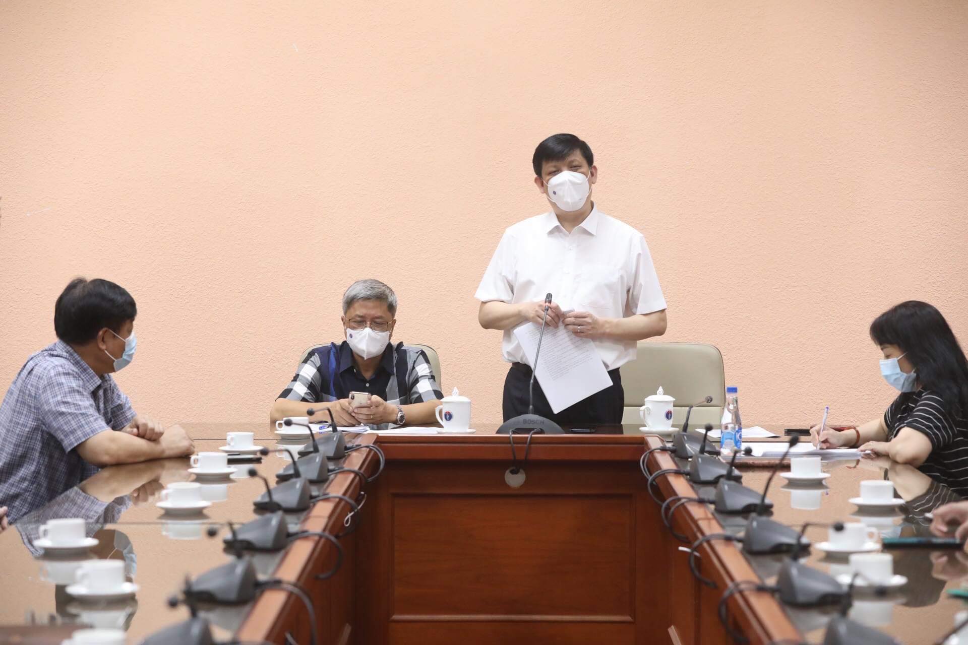 Thứ trưởng Bộ Y tế Nguyễn Trường Sơn và đoàn sang Lào công tác thực hiện cách ly tập trung - Ảnh 1.