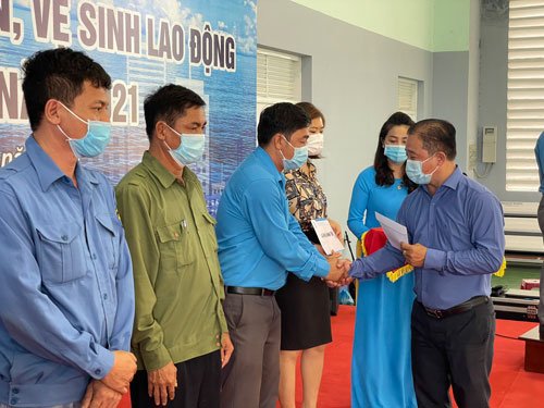 Tặng cờ Tổ quốc, san sẻ khó khăn với công nhân - Ảnh 1.