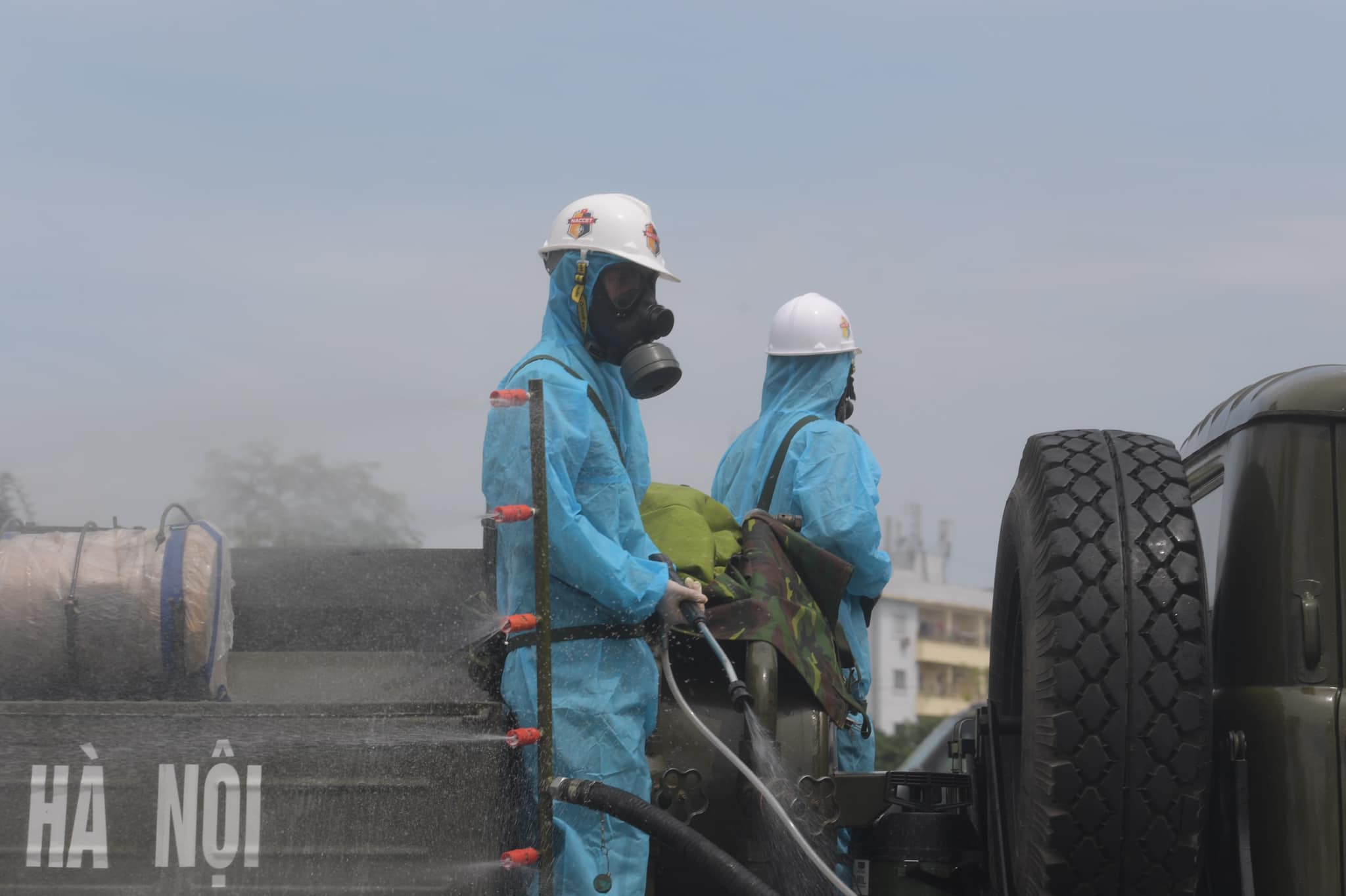 CLIP: Phun khử khuẩn 150.000 m2 tại ổ dịch Bệnh viện Bệnh Nhiệt đới Trung ương cơ sở 2 - Ảnh 8.