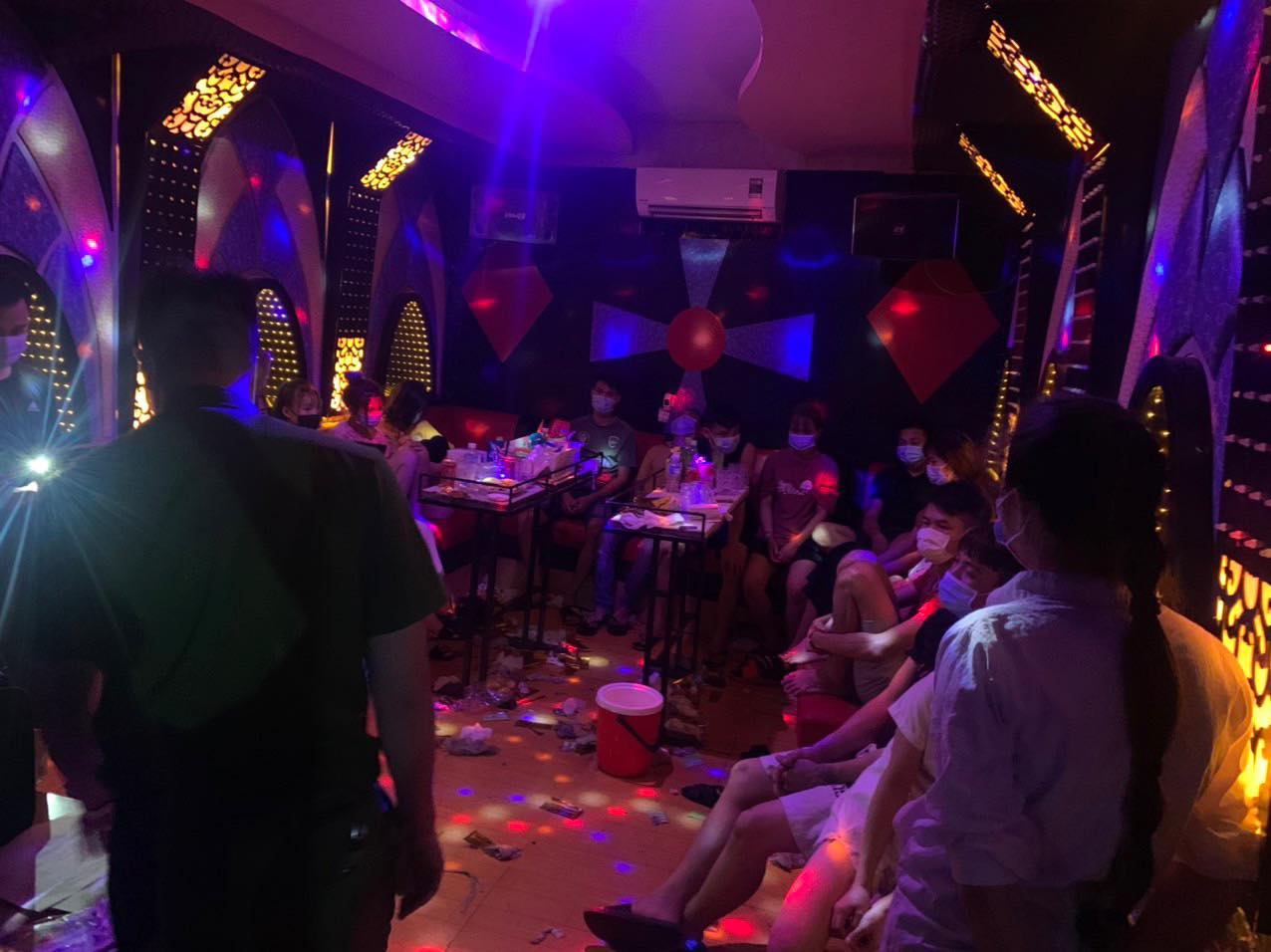Bắt quả tang 13 nam nữ bay lắc trong qu&aacute;n karaoke giữa dịch Covid-19 - Ảnh 1.