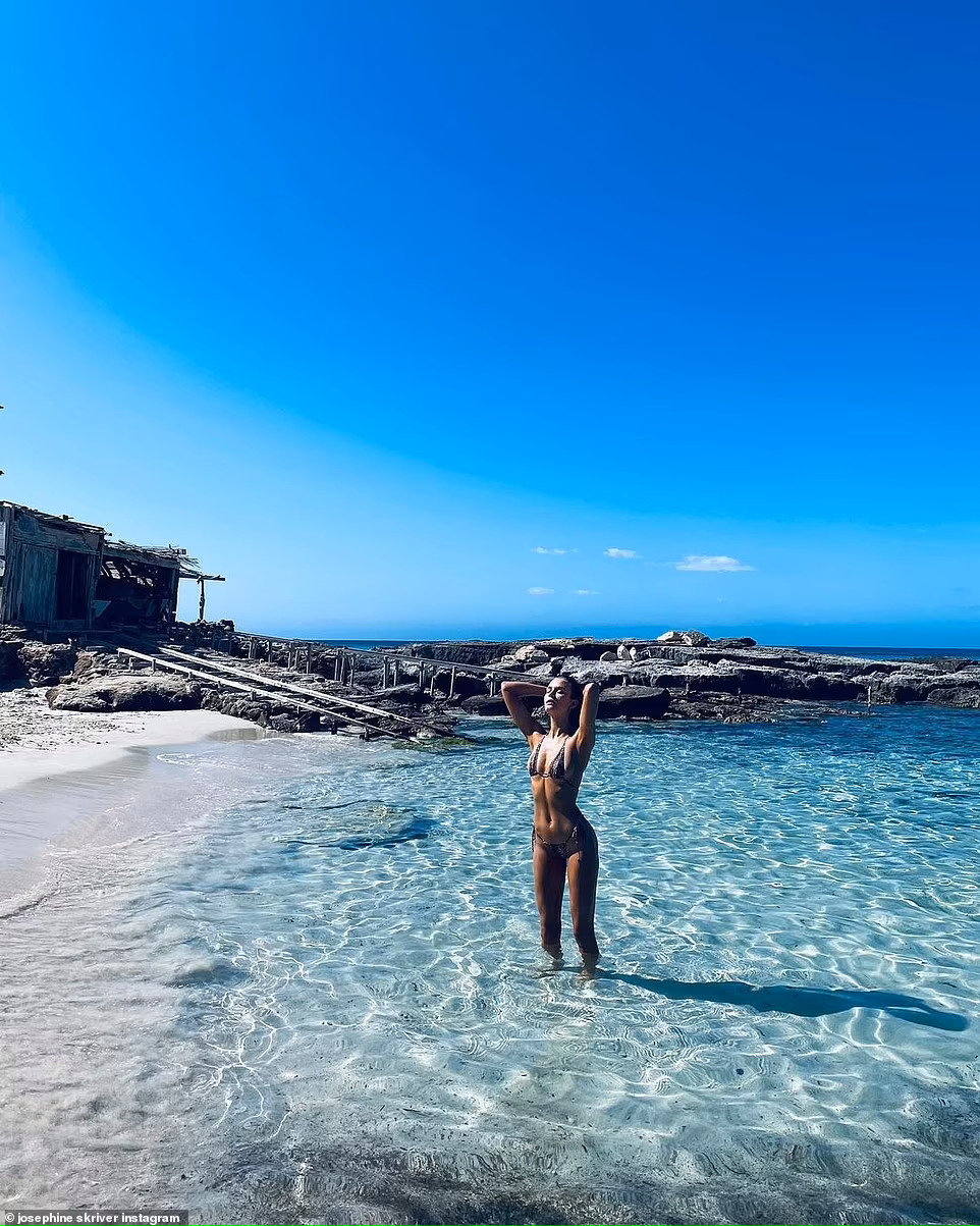 “Thiên thần nội y” đẹp ngất ngây với bikini bên bãi biển - Ảnh 2.