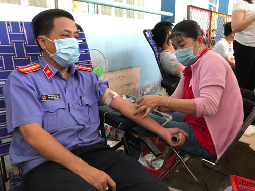 215 CNVC-LĐ hiến máu tình nguyện