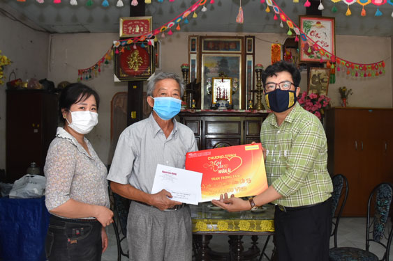 "Mai Vàng nhân ái" thăm NNND Út Tỵ và NSƯT Xuân Quan