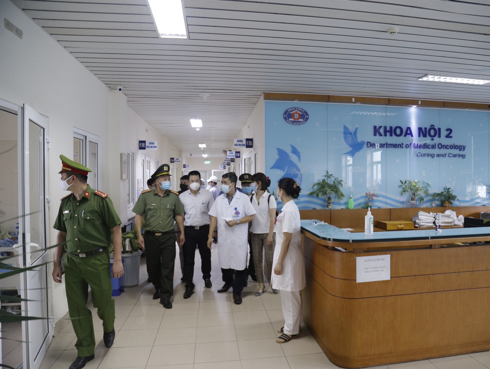 Không đeo khẩu trang, người nhà bệnh nhân bị phạt 10 triệu đồng