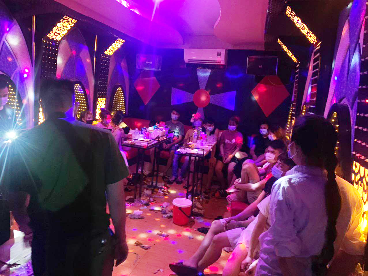 Bắt quả tang 13 nam nữ "bay lắc" trong quán karaoke giữa dịch Covid-19