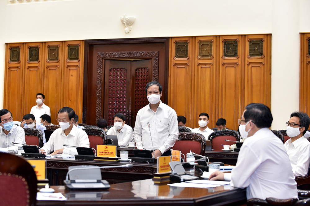 Thủ tướng Phạm Minh Ch&iacute;nh y&ecirc;u cầu ho&agrave;n thiện kịch bản chống Covid-19, tổ chức tốt kỳ thi THPT - Ảnh 2.